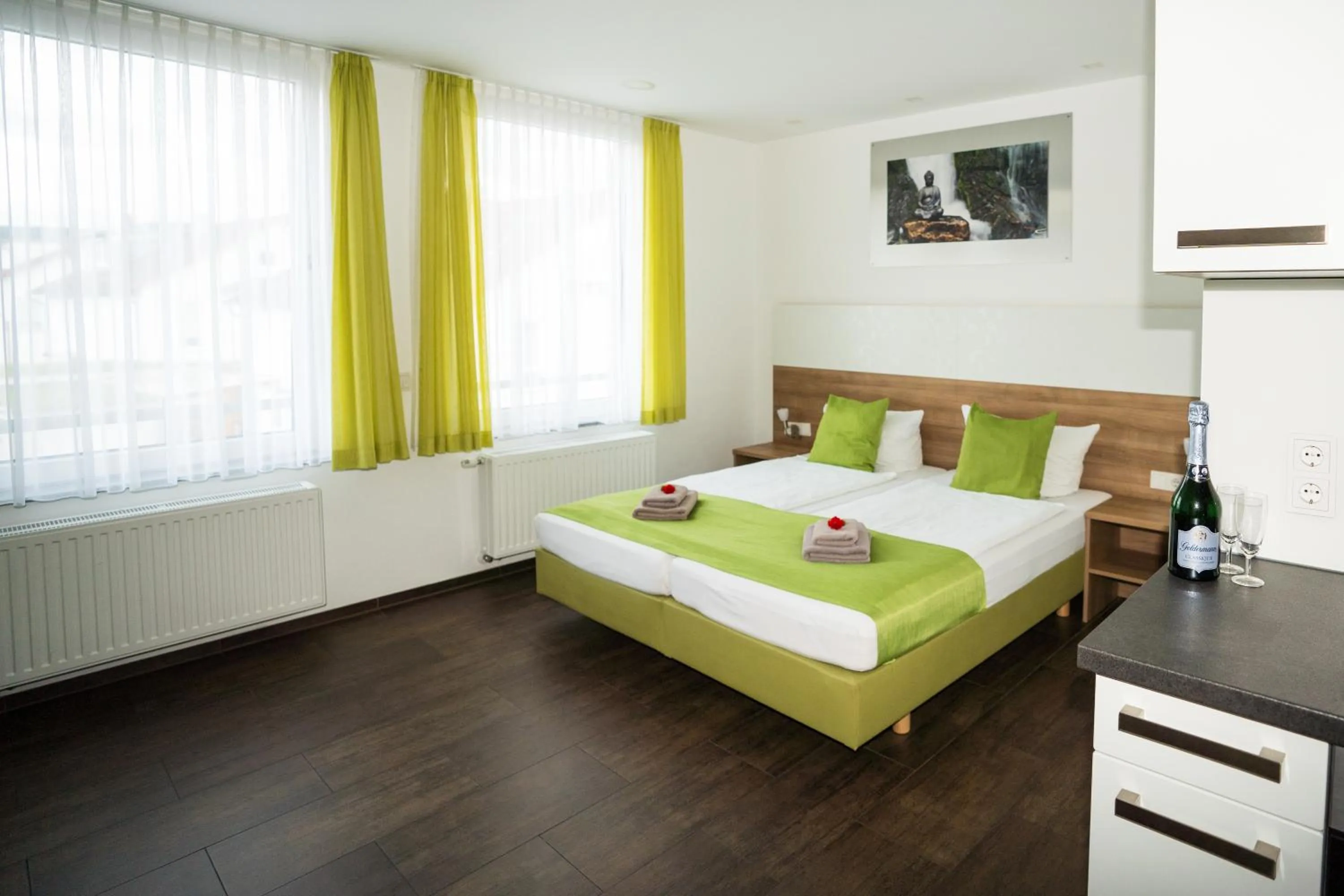 Bed in B&B Outlet Hotel - Metzingen - Bad Urach - Free Parking