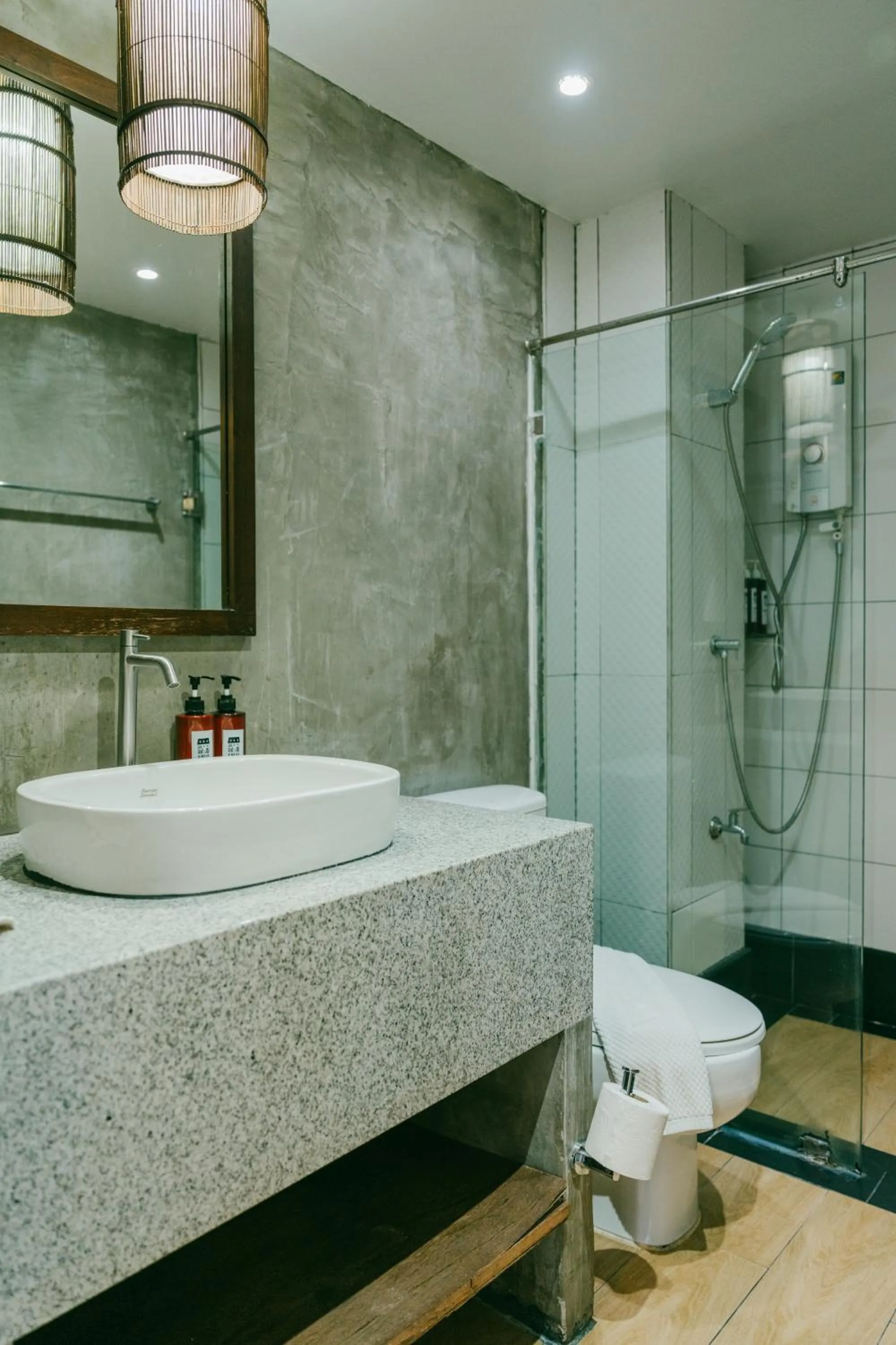 Shower in Amaka Bed and Breakfast