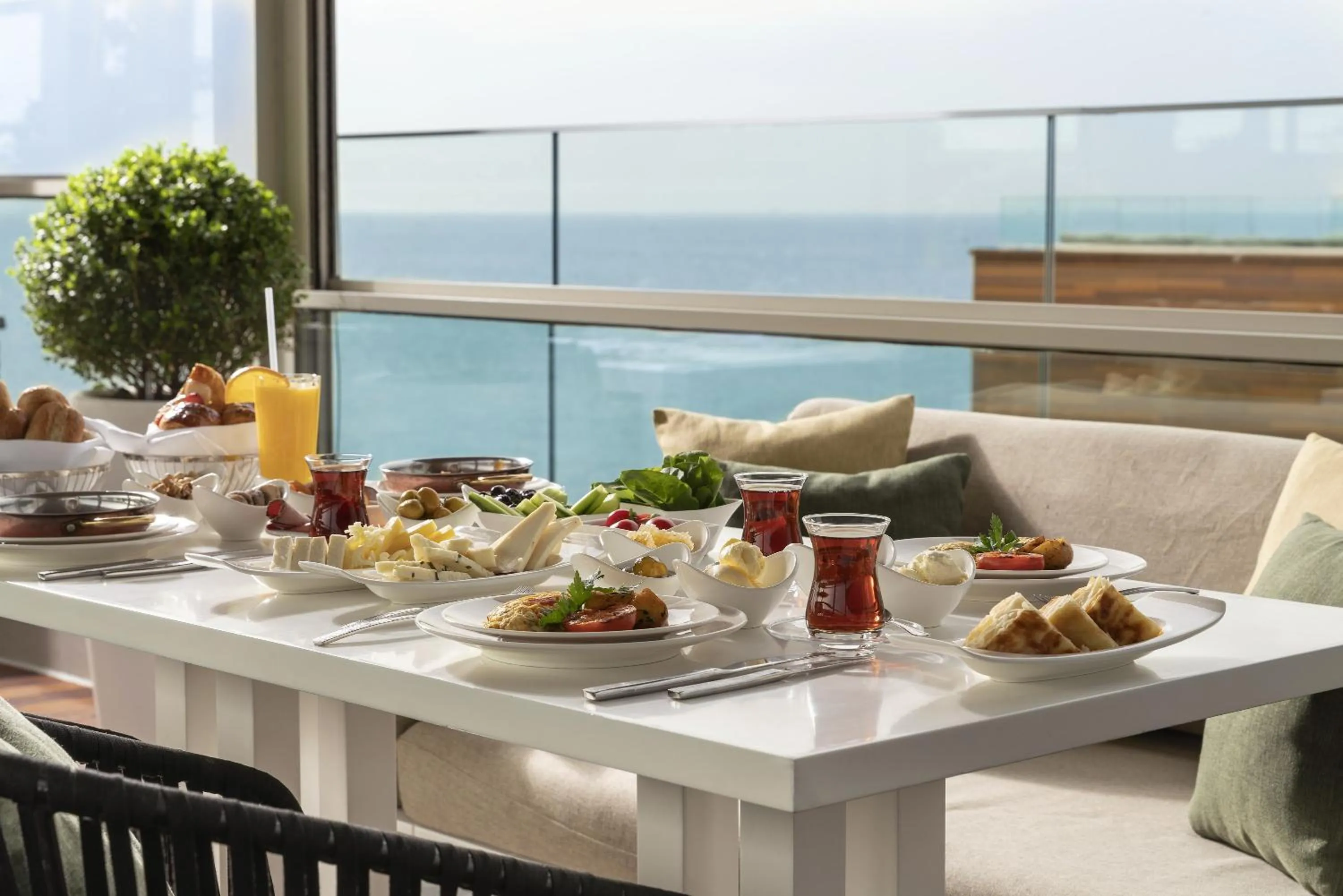 Restaurant/places to eat in Crowne Plaza Florya Istanbul by IHG