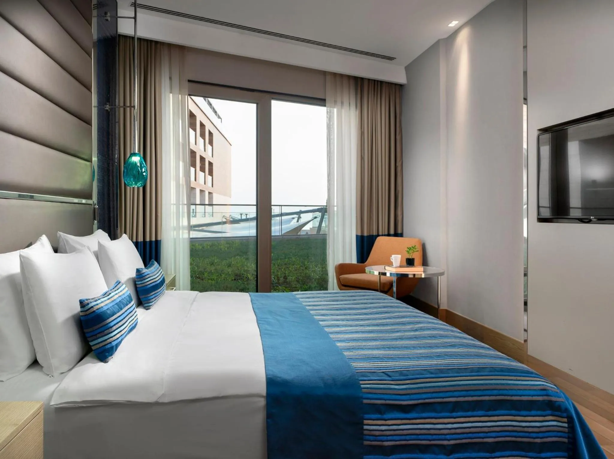 Photo of the whole room, Bed in Crowne Plaza Florya Istanbul by IHG