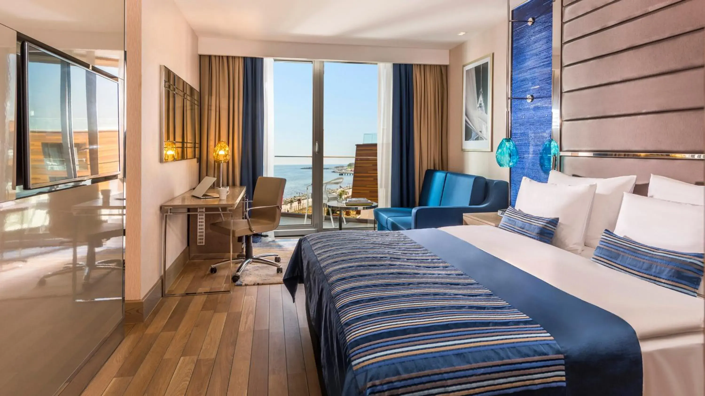 Premium King Room with Side Sea View in Crowne Plaza Florya Istanbul, an IHG Hotel Premium King Room with Side Sea View in Crowne Plaza Florya Istanbul, an IHG Hotel