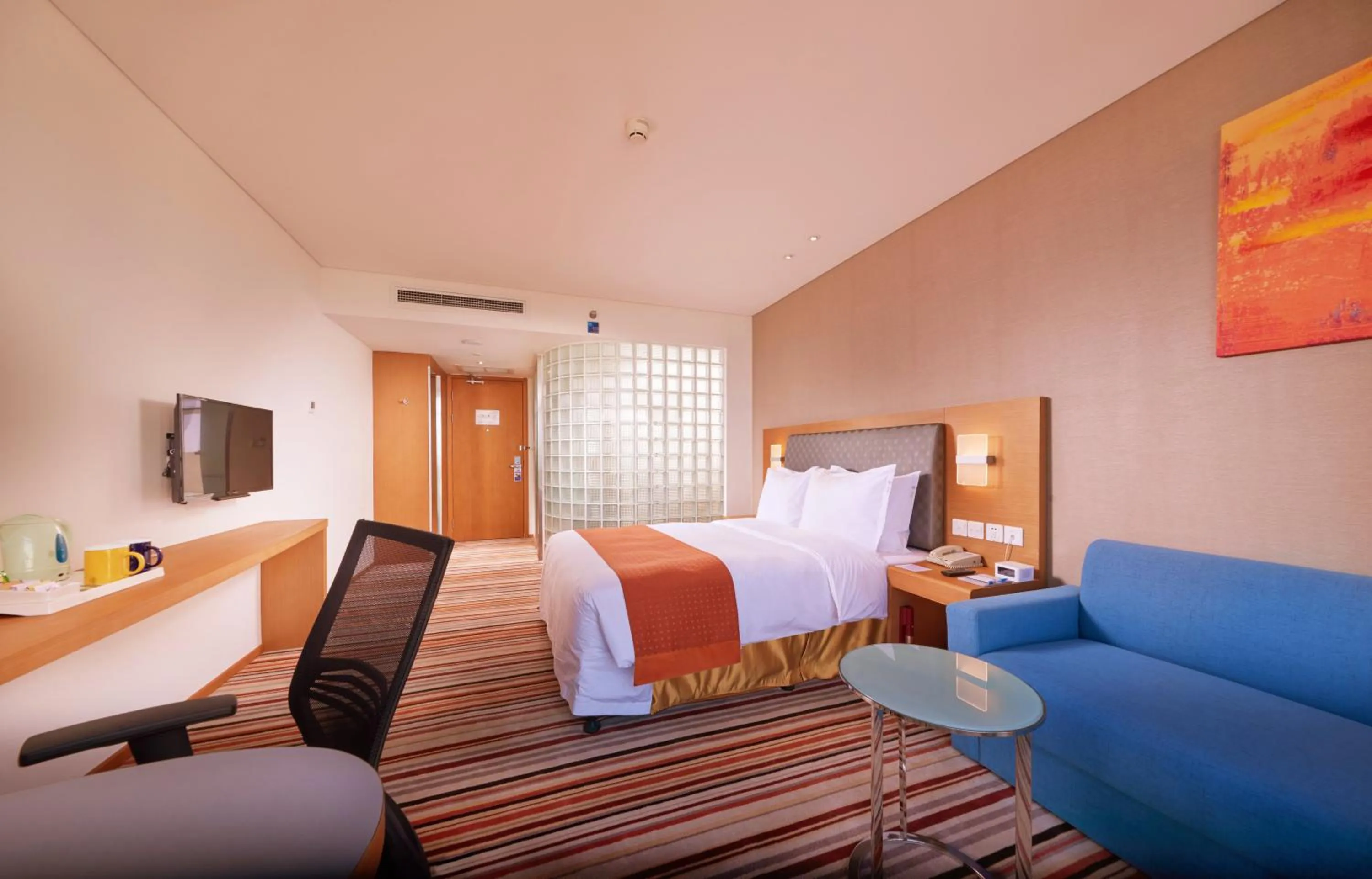 Photo of the whole room, Bed in Holiday Inn Express Shanghai Jiading Industry Park by IHG