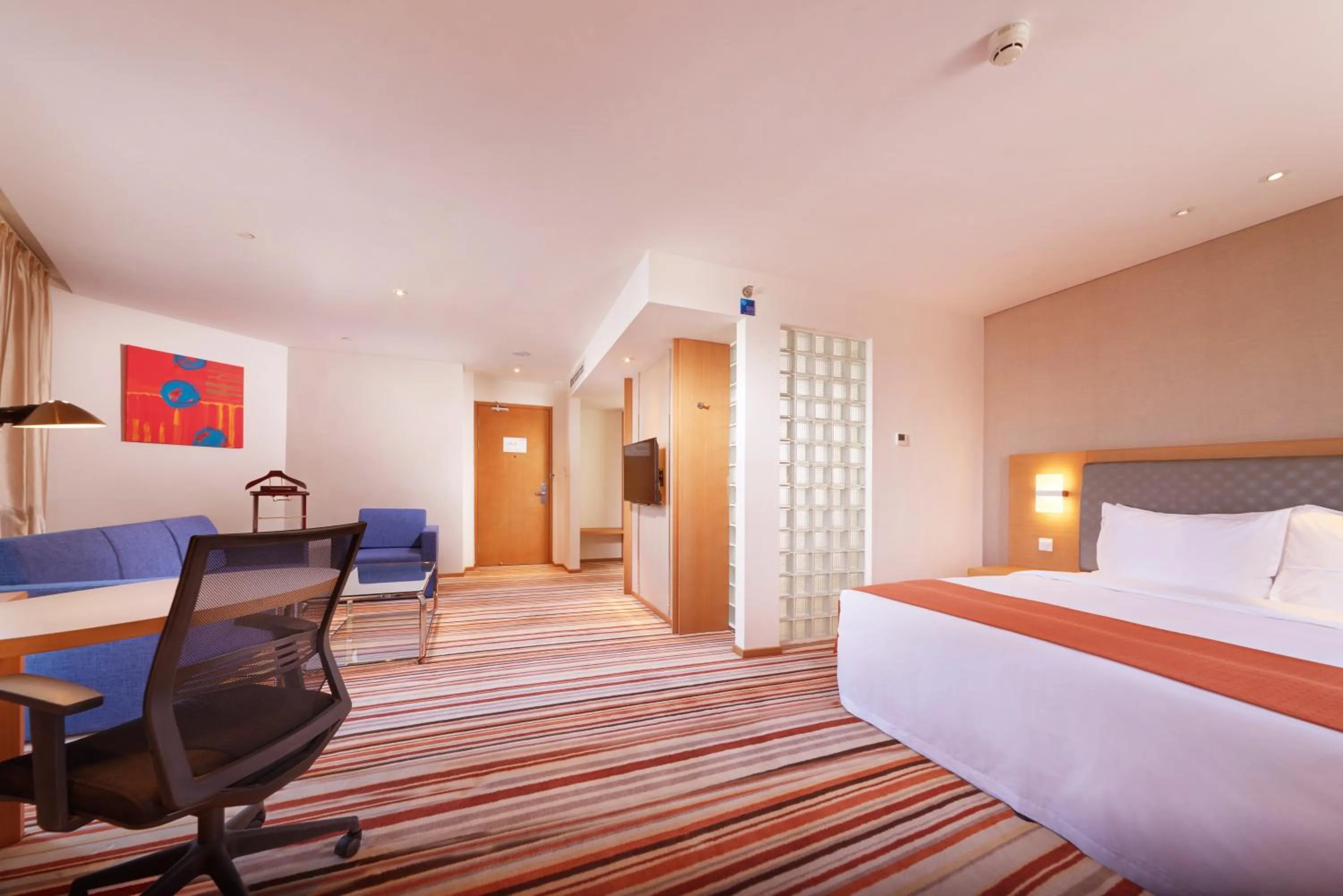 Photo of the whole room, Bed in Holiday Inn Express Shanghai Jiading Industry Park by IHG