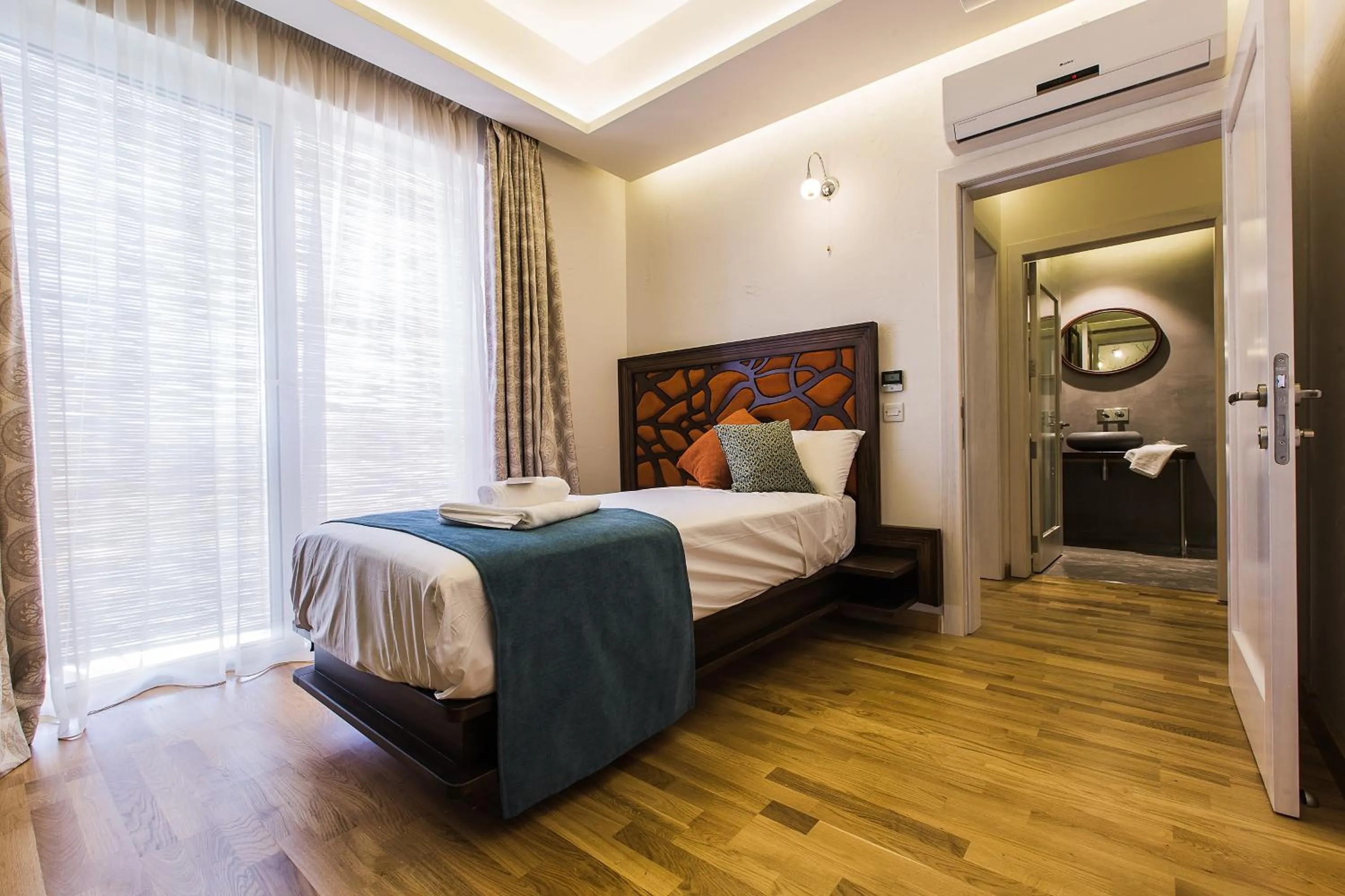 Photo of the whole room, Bed in Murella Living