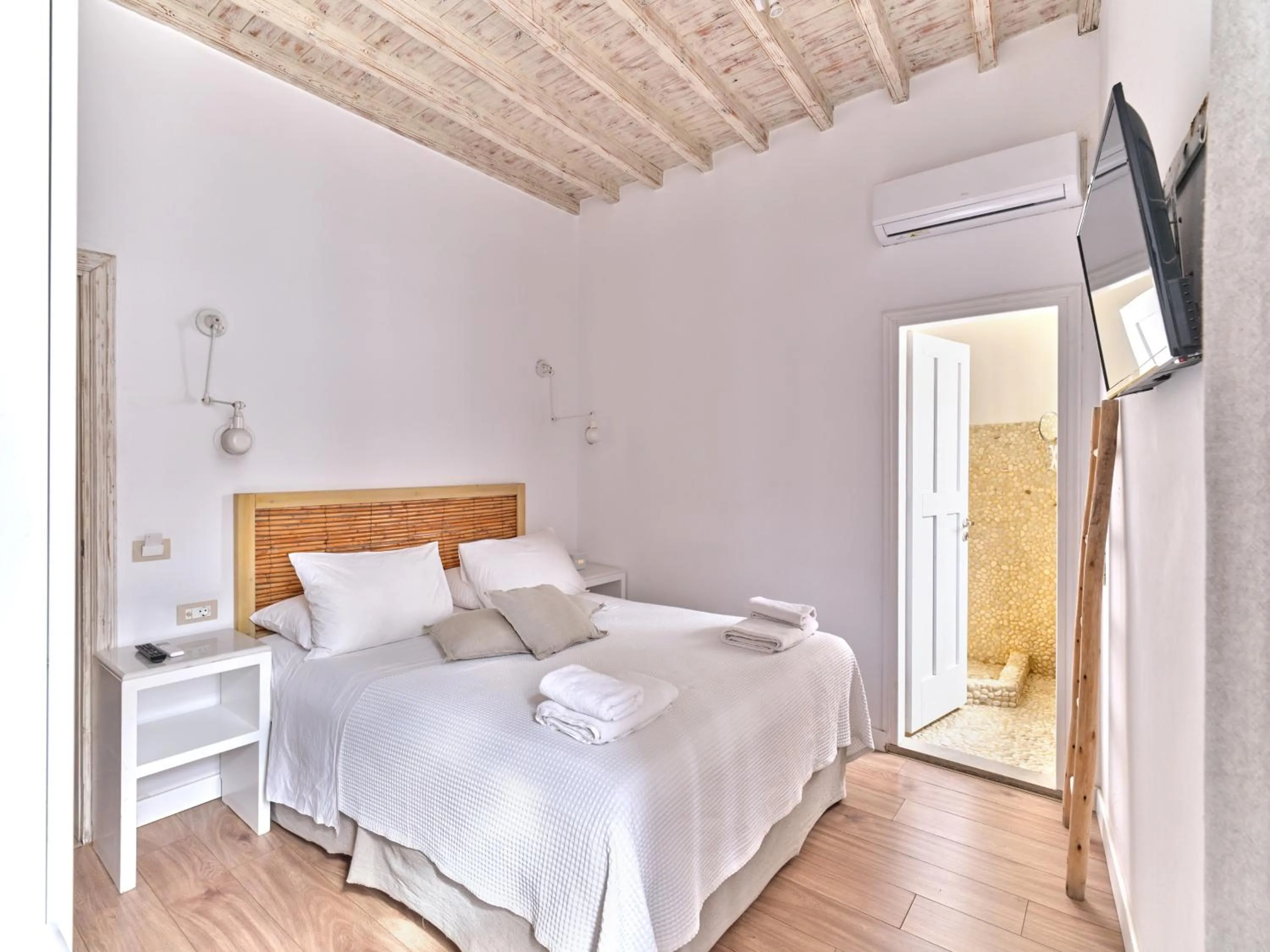 Photo of the whole room, Bed in La Maison Kalogera