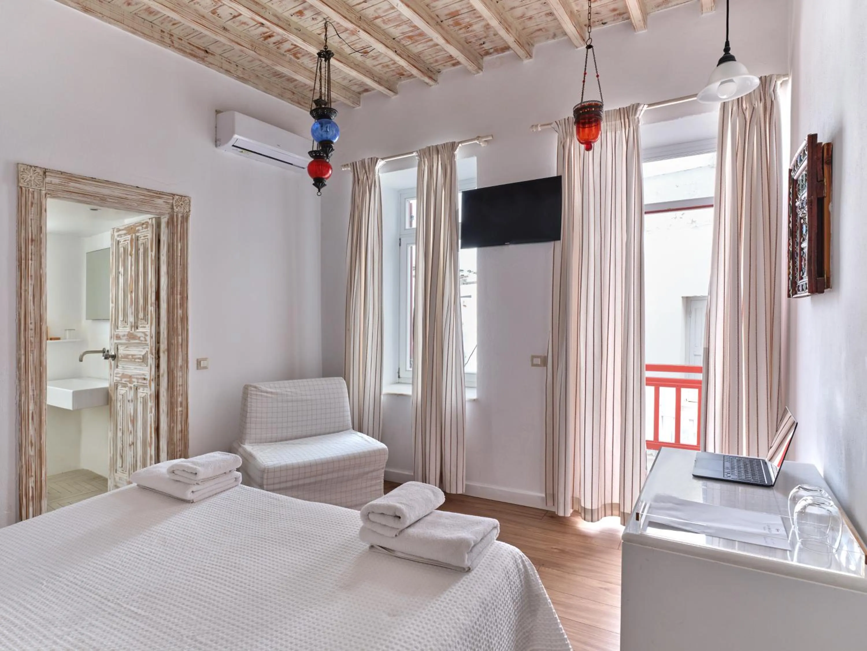 Photo of the whole room, Bed in La Maison Kalogera