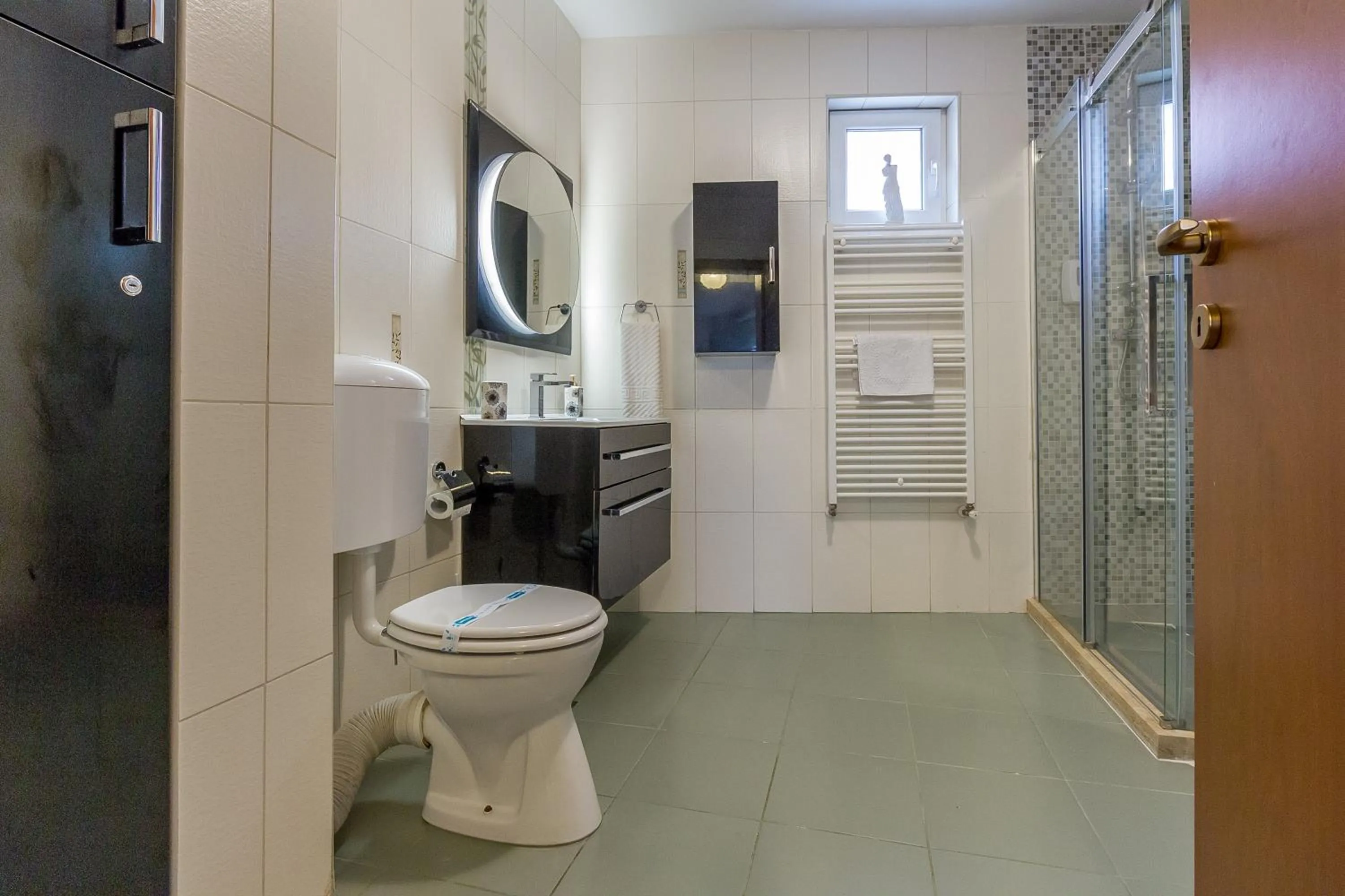 Bathroom in City Apartment Trifoiului