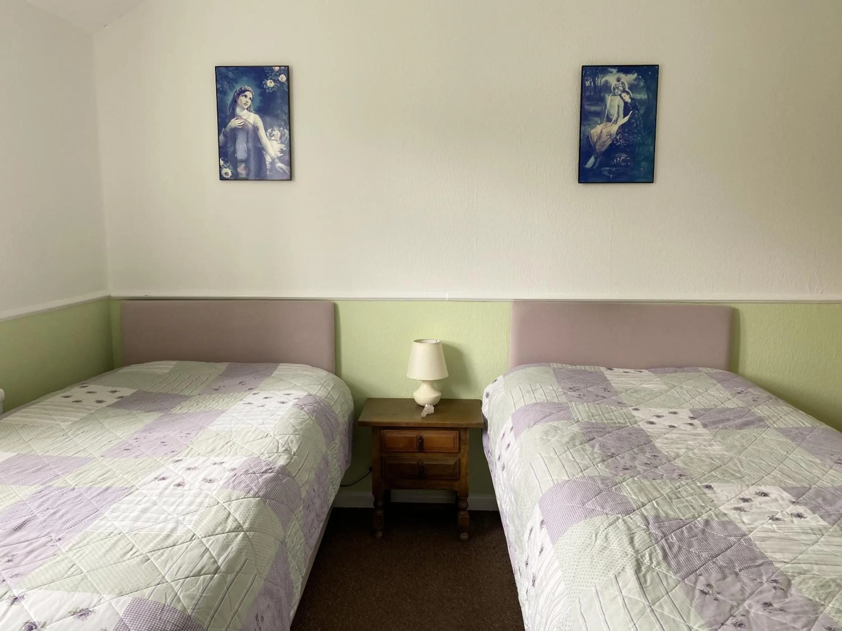 Bedroom, Bed in Camelot Retreat - Tor View