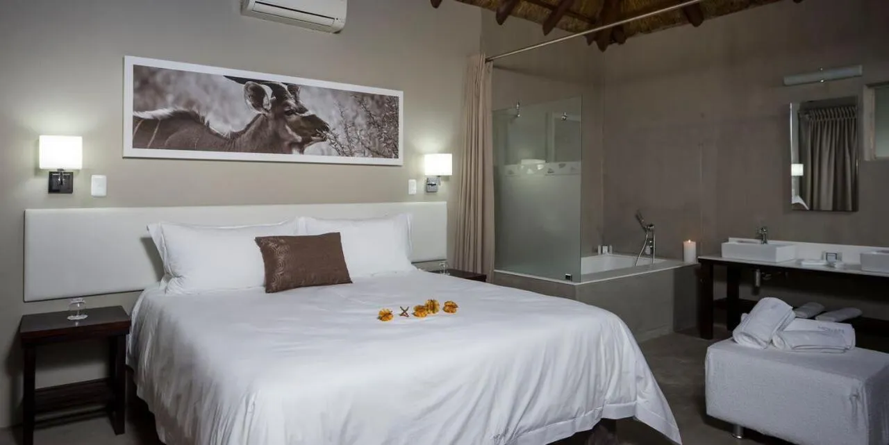 Bed in Monate Game Lodge