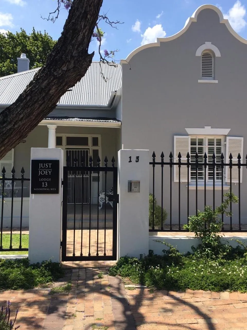 Facade/entrance in Just Joey Lodge