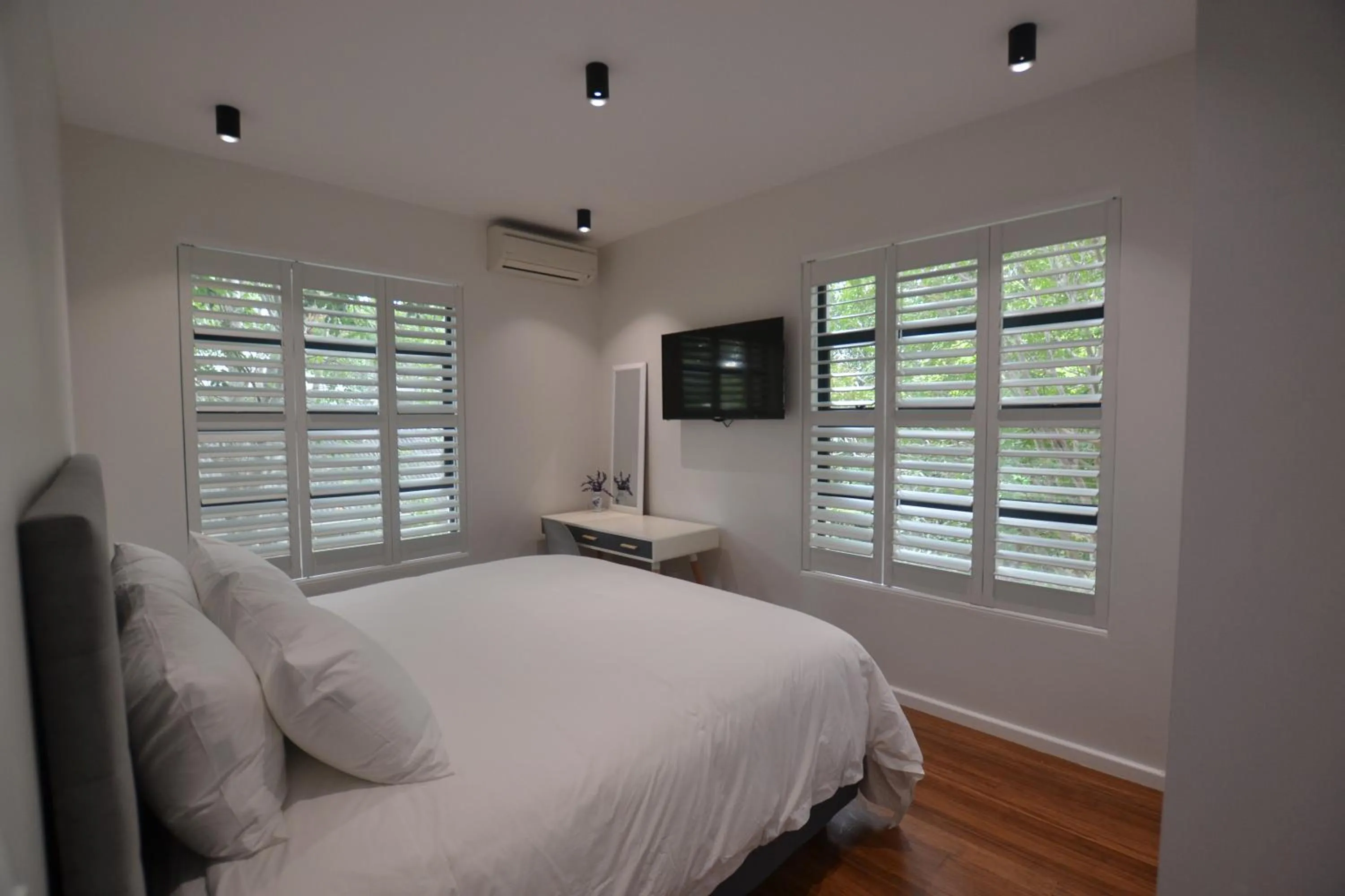 Photo of the whole room, Bed in Just Joey Lodge