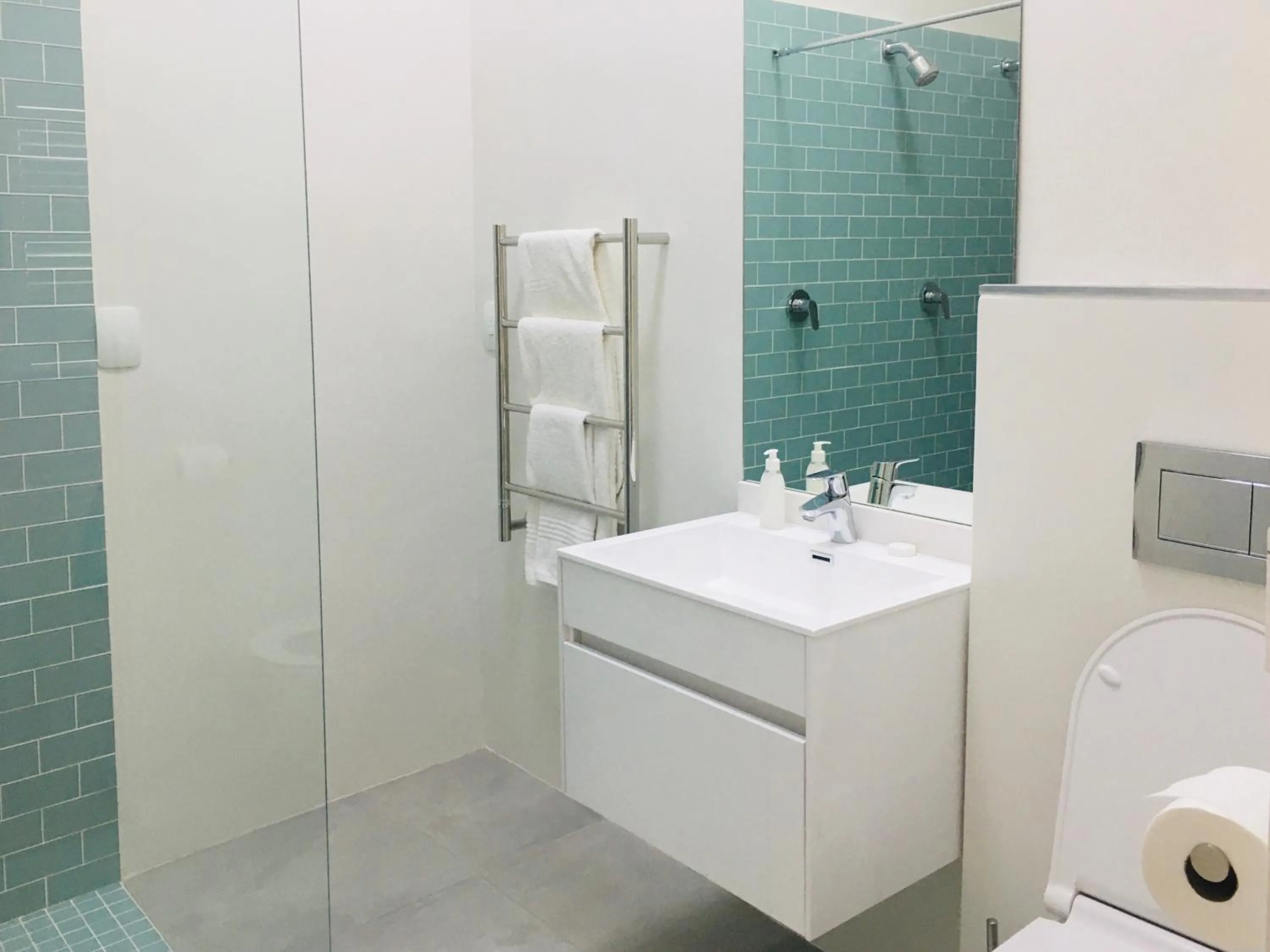 Shower in Just Joey Lodge