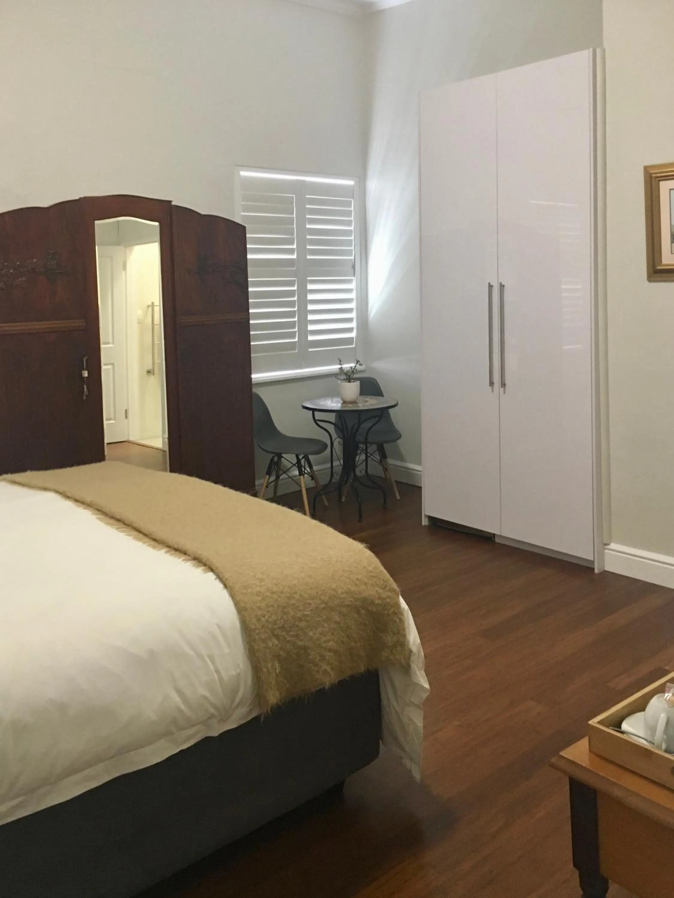 Photo of the whole room, Bed in Just Joey Lodge