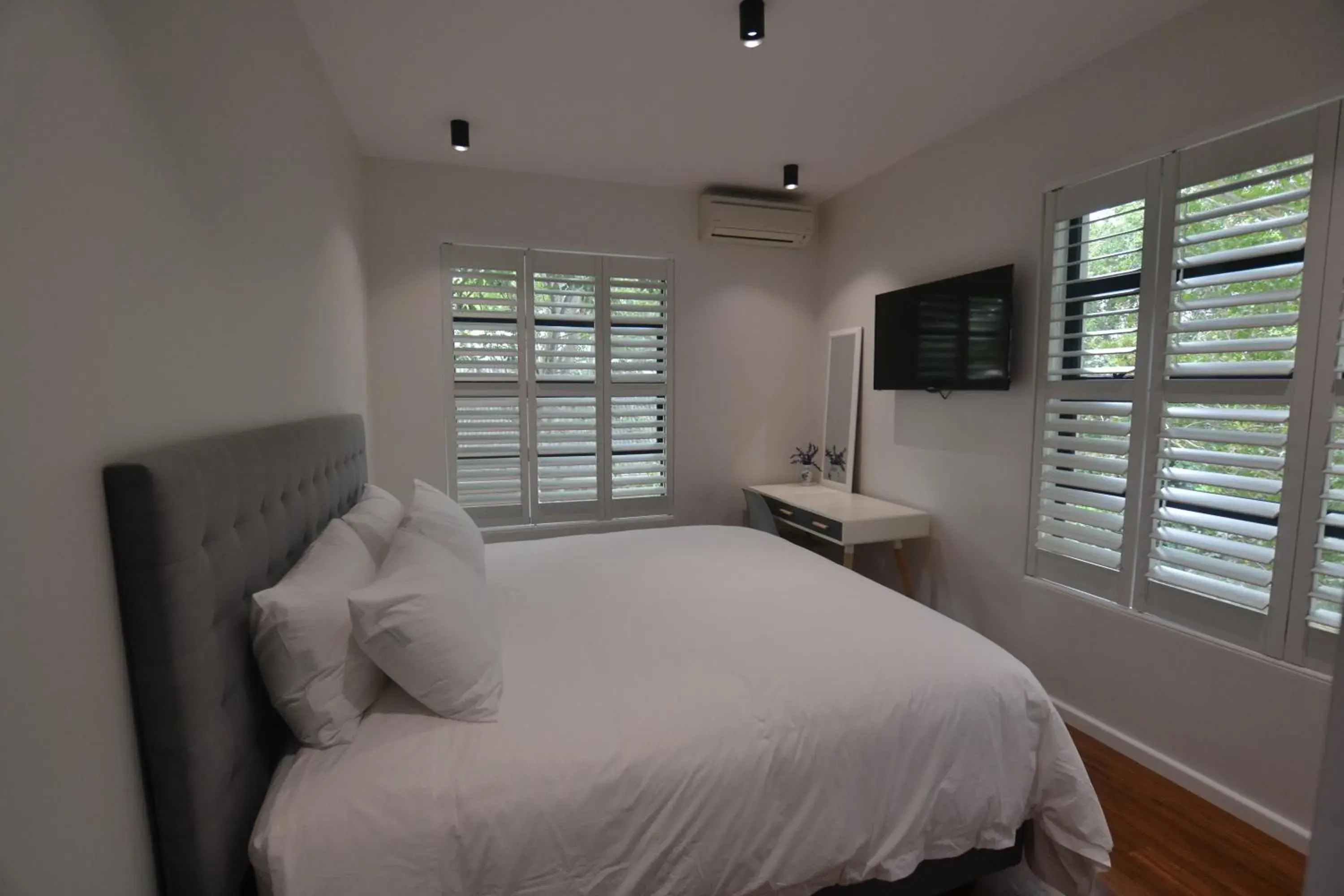 Deluxe King Room - single occupancy in Just Joey Lodge Deluxe King Room - single occupancy in Just Joey Lodge