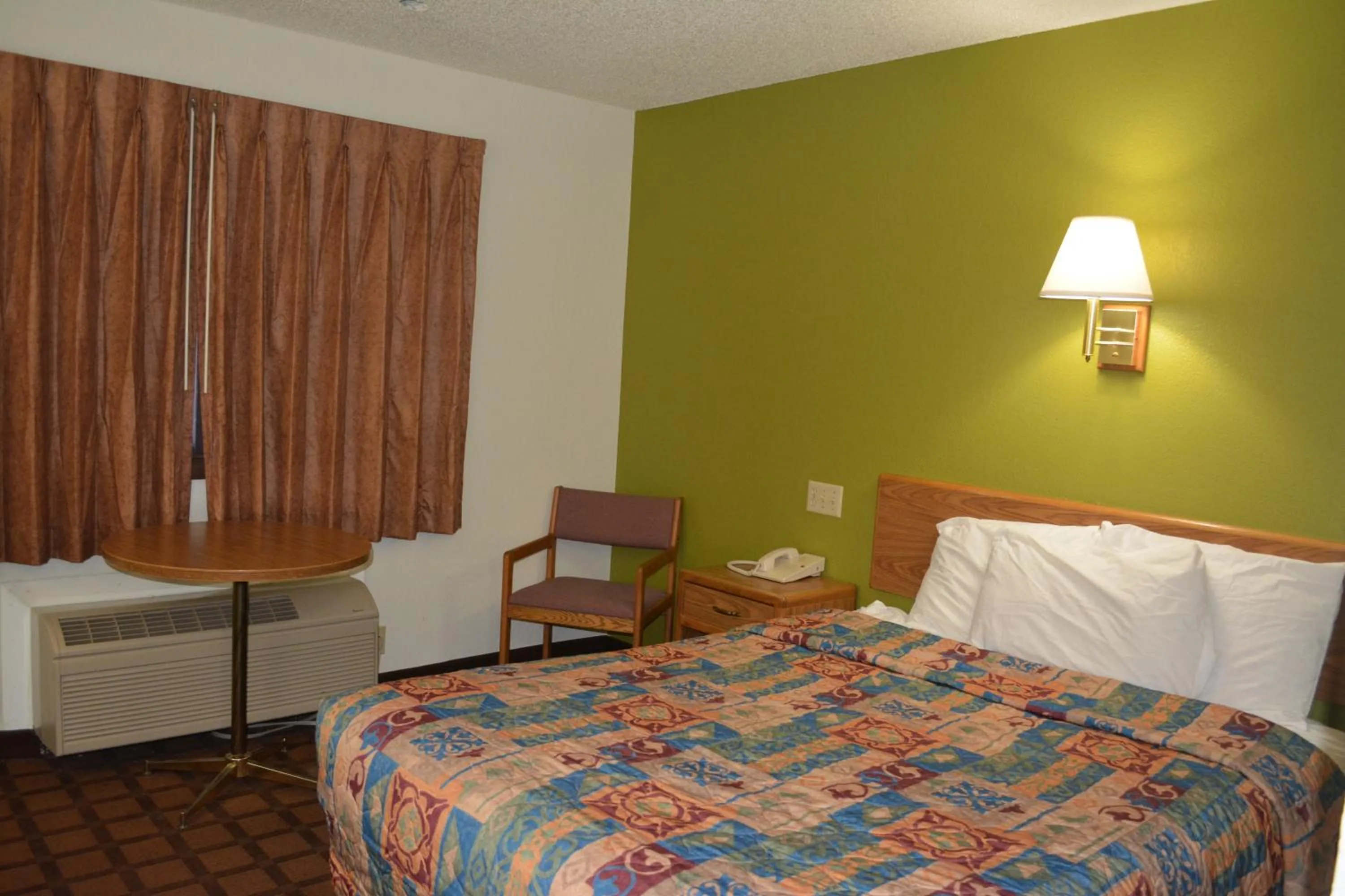 Bed in Bloomer Inn & Suites