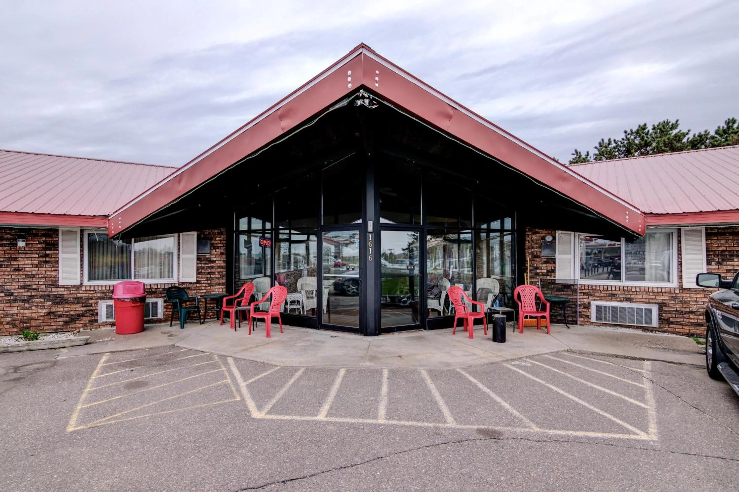 Property building in Bloomer Inn & Suites