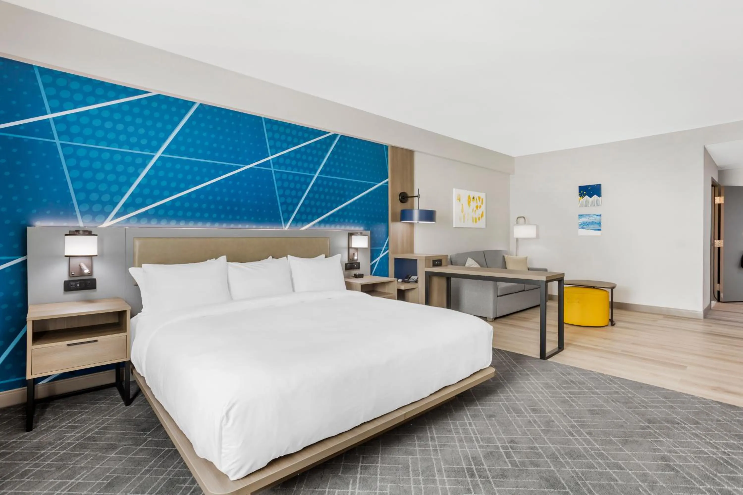 Guests, Bed in Comfort Suites Central Valley - Woodbury