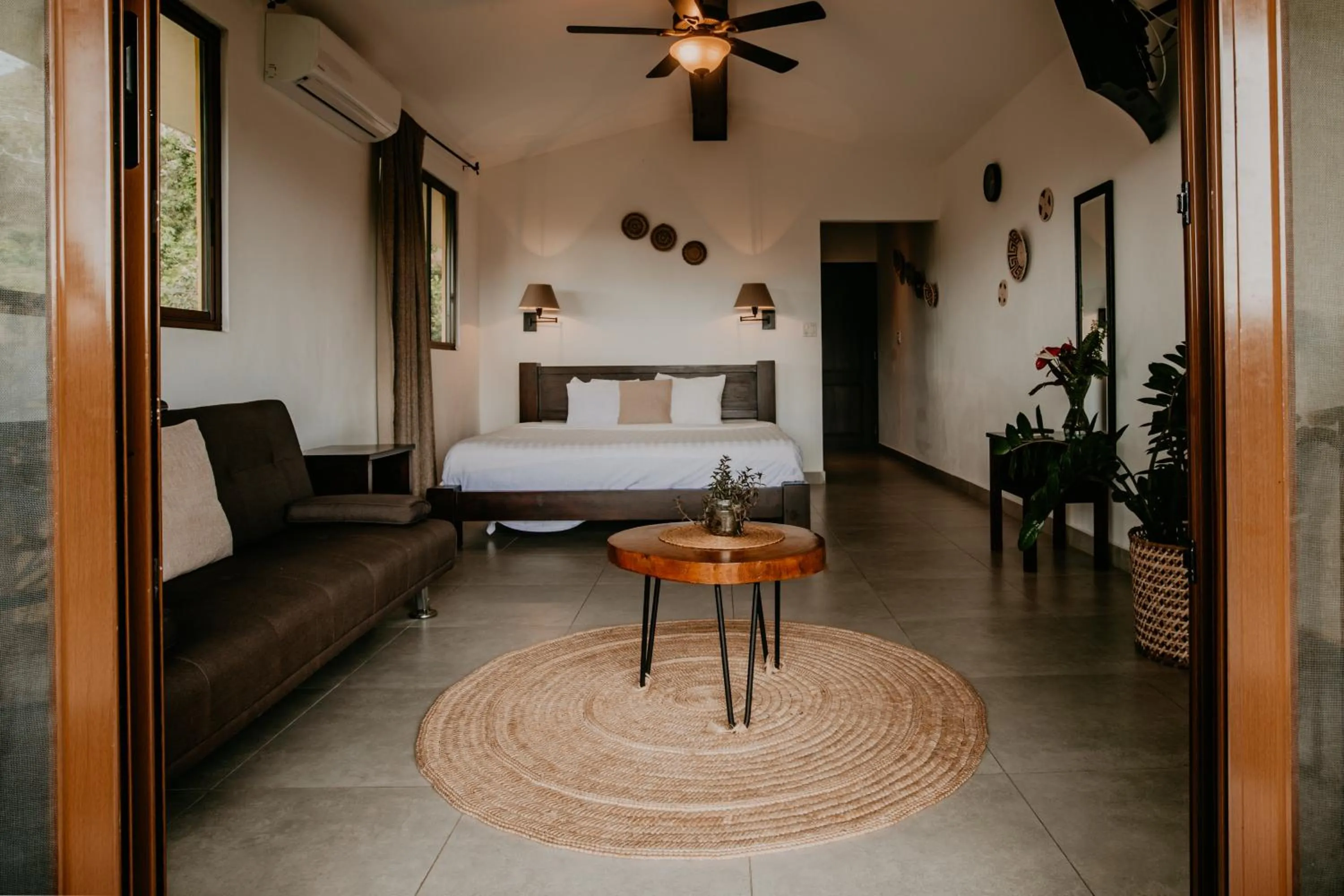 Photo of the whole room, Bed in The Golden Frog Inn