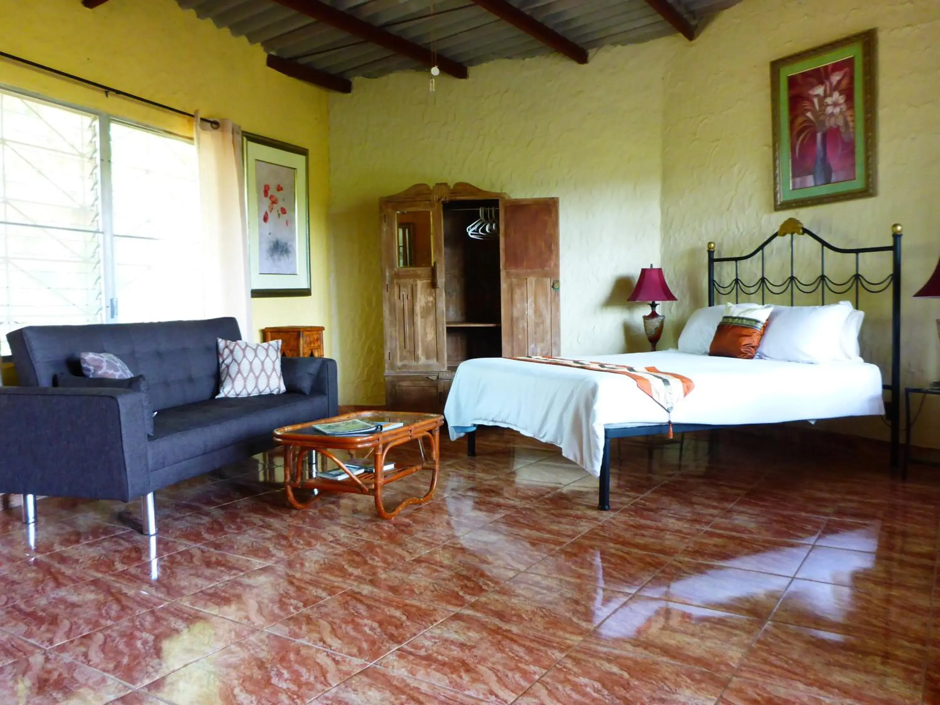 Queen Room with Pool View in The Golden Frog Inn Queen Room with Pool View in The Golden Frog Inn