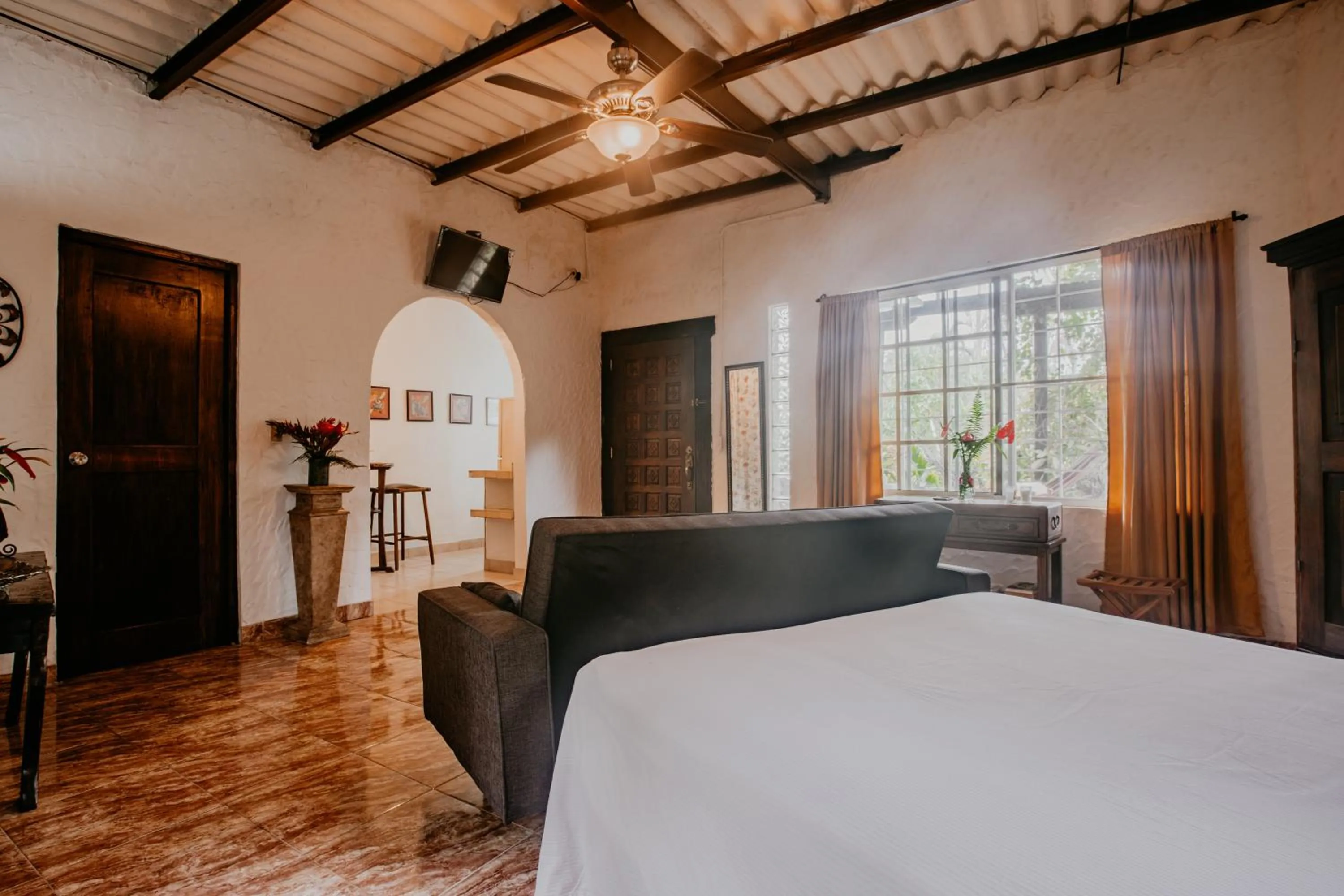 Photo of the whole room, Bed in The Golden Frog Inn