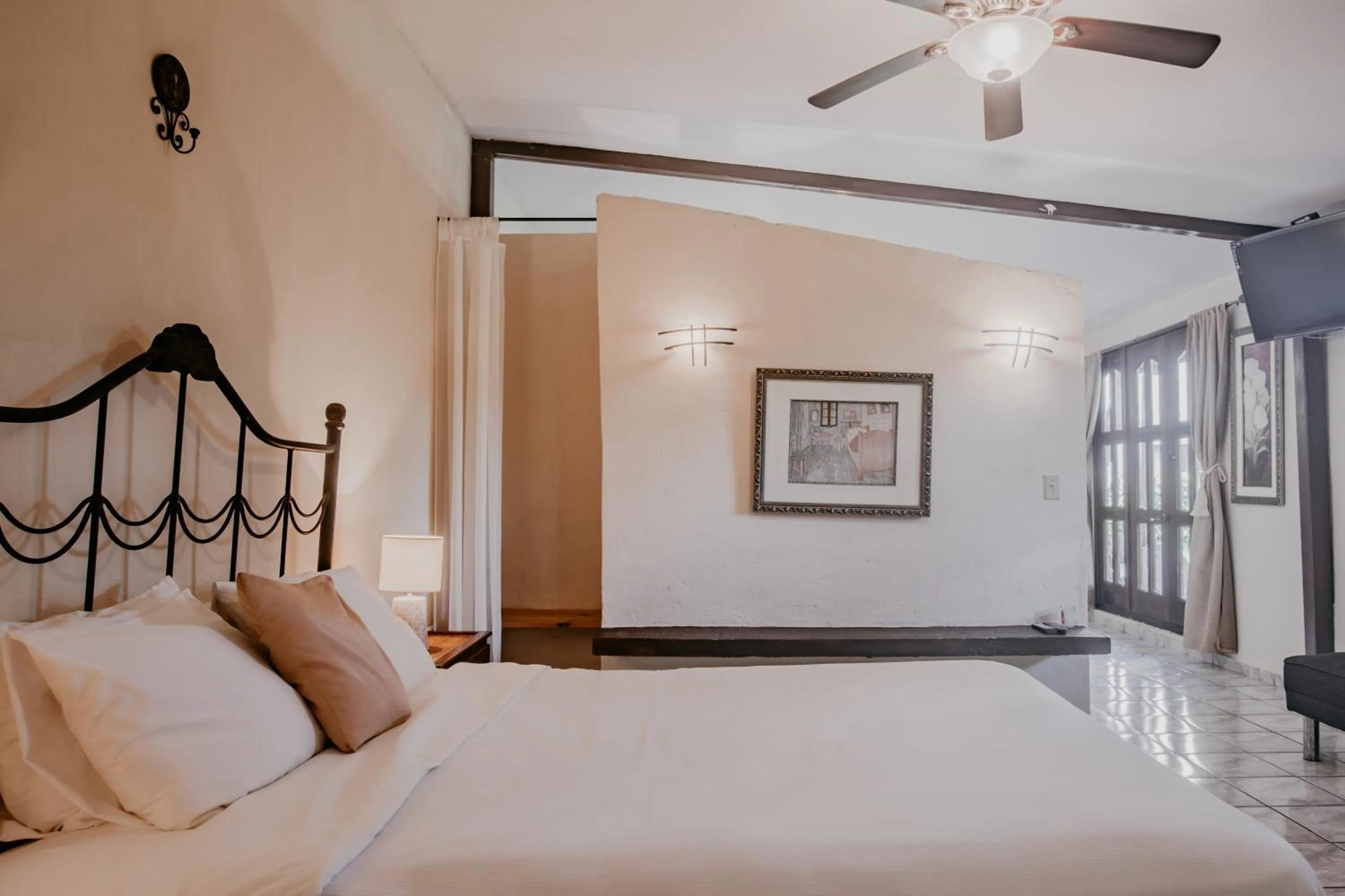 Bedroom, Bed in The Golden Frog Inn