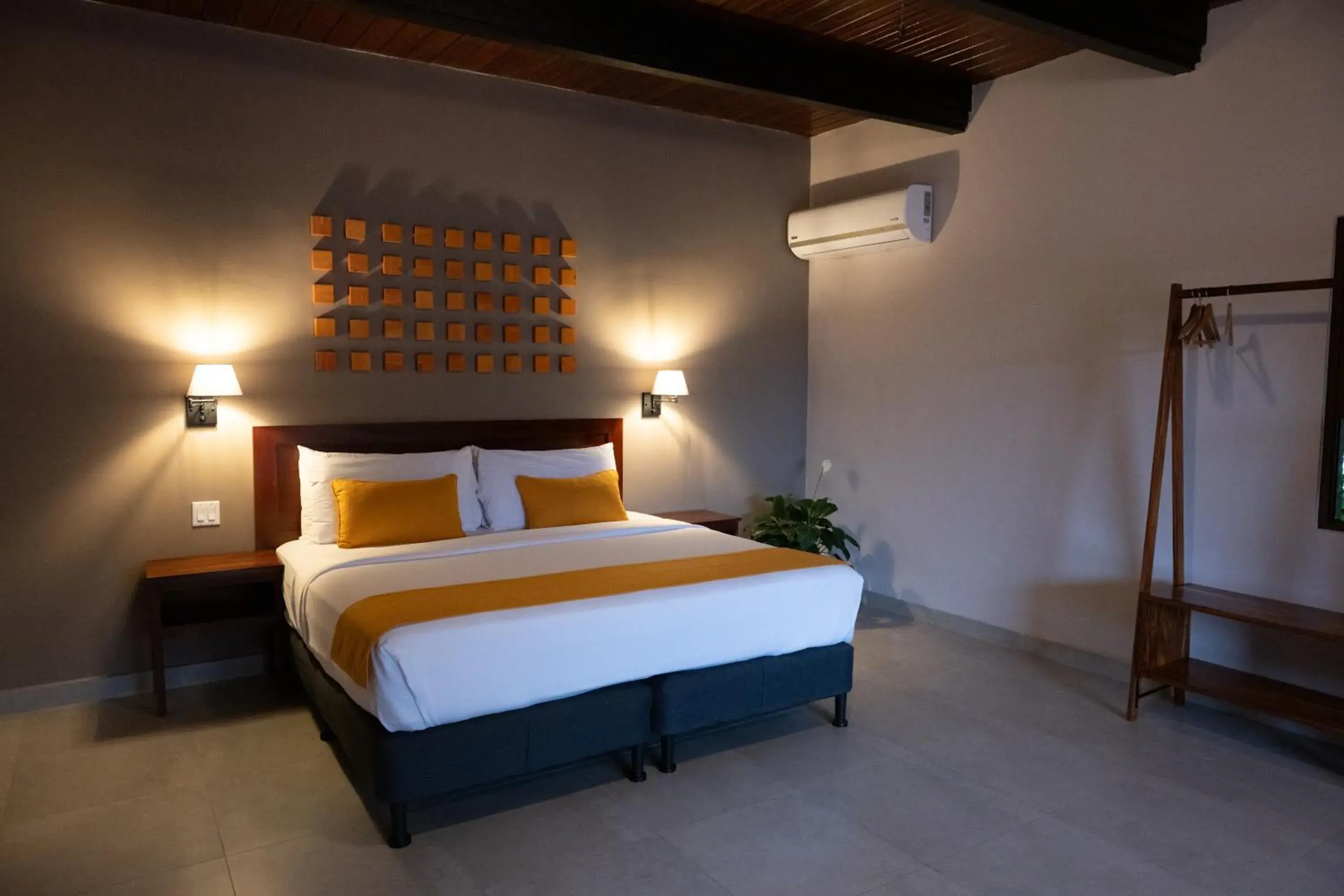 Queen Room - Disability Access in The Golden Frog Inn Queen Room - Disability Access in The Golden Frog Inn