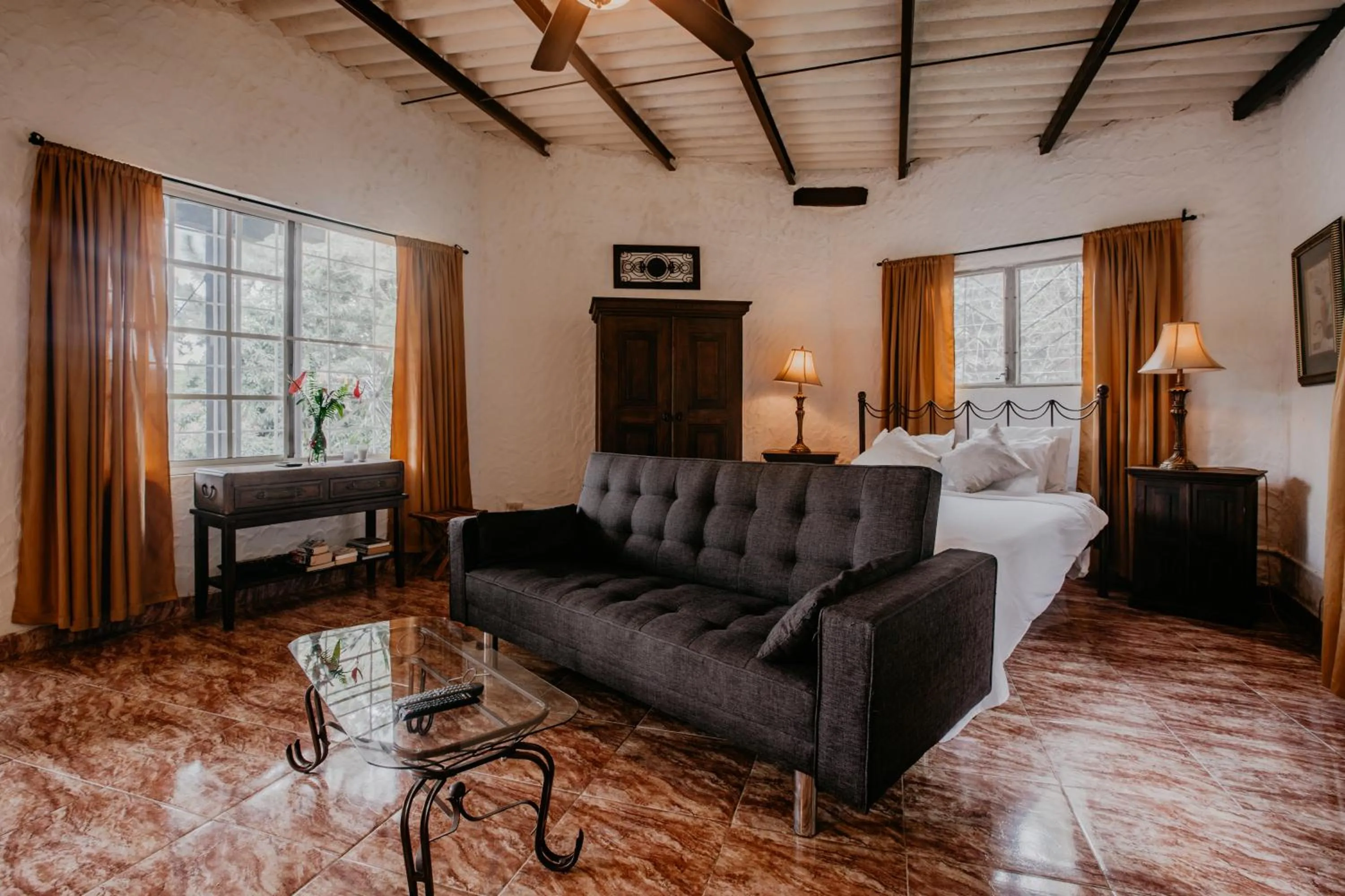 Photo of the whole room, Bed in The Golden Frog Inn