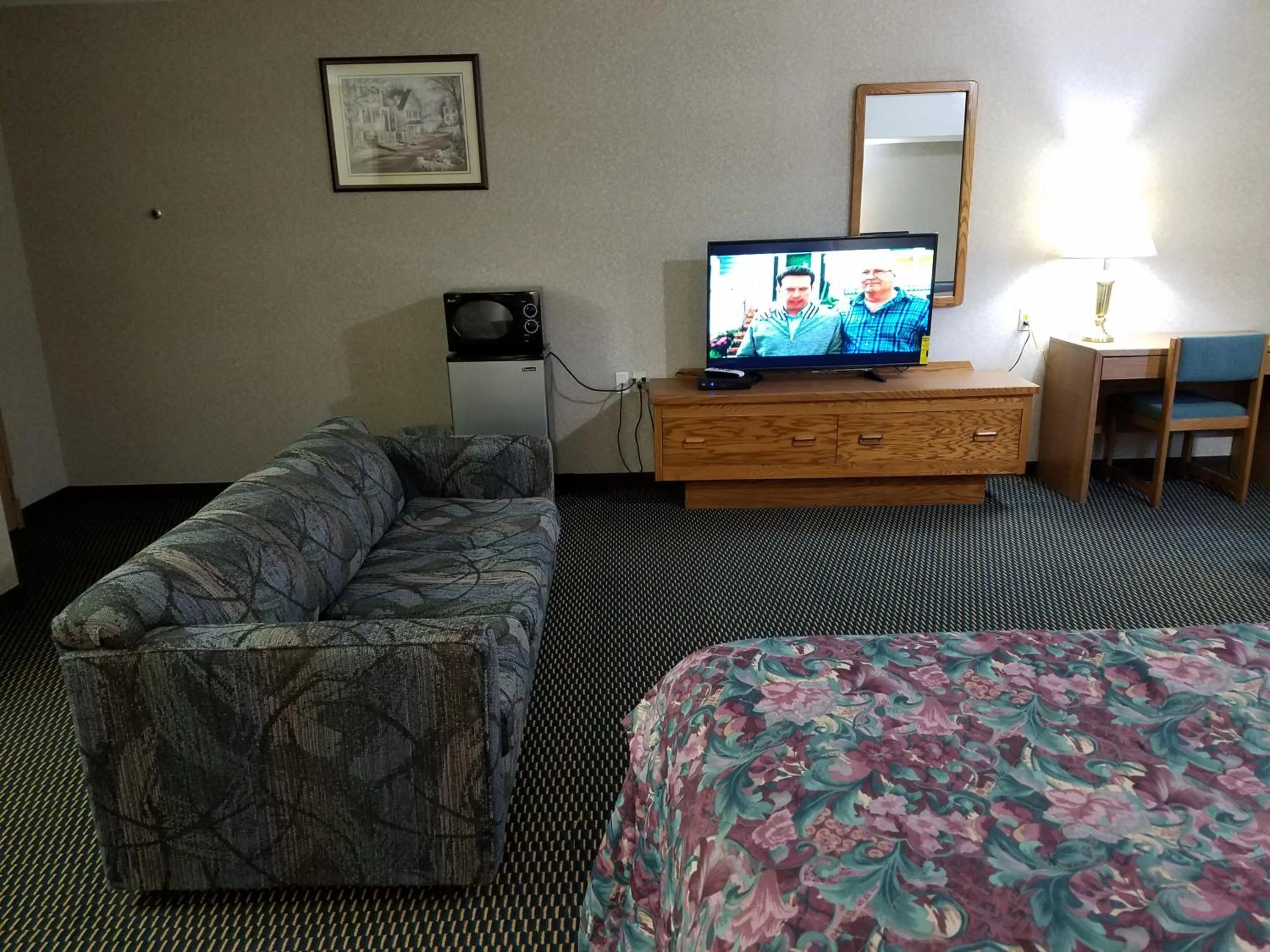 Seating area, Bed in Rodeway Inn Blair