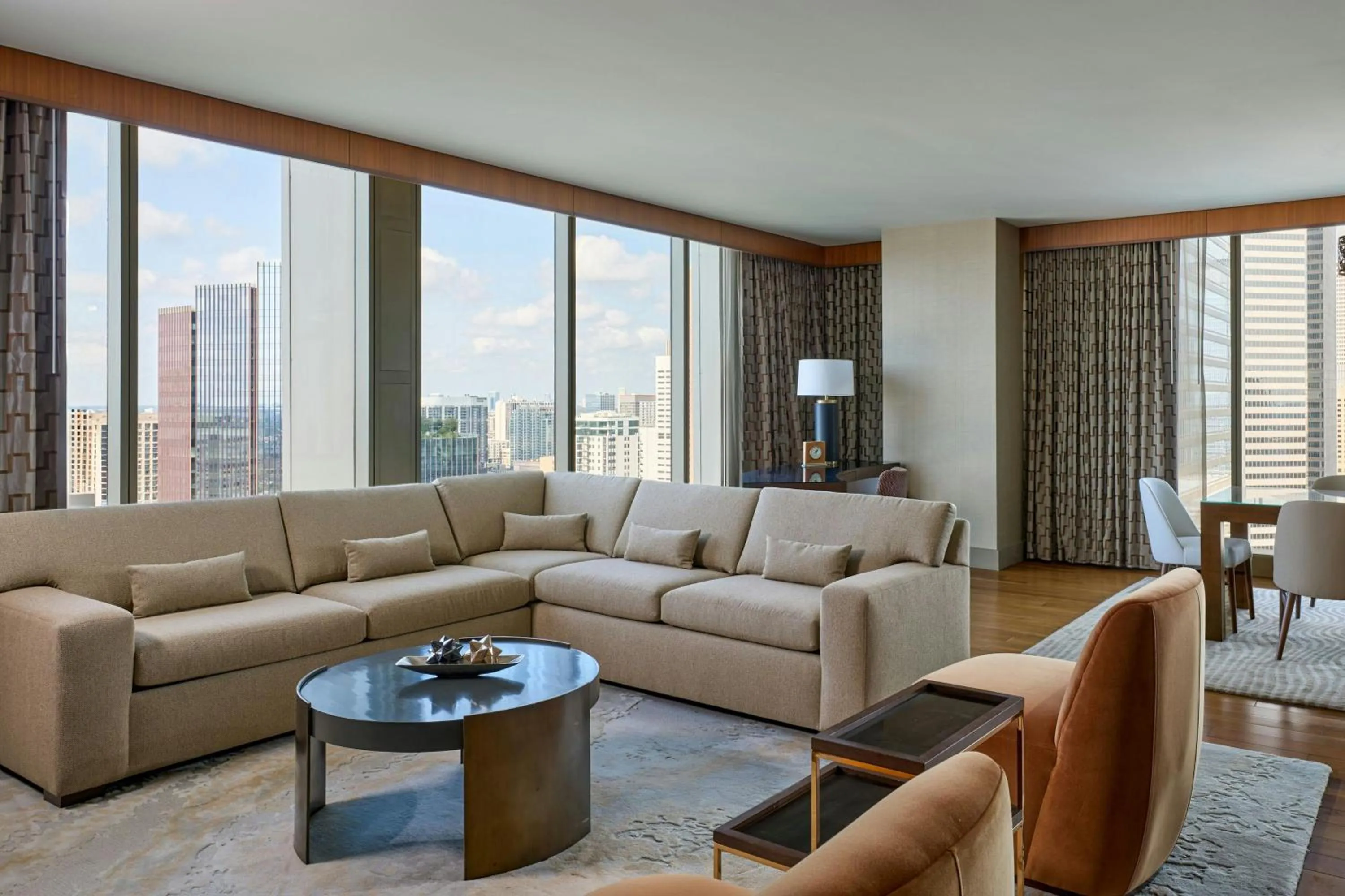 Living room in Marriott Marquis Houston