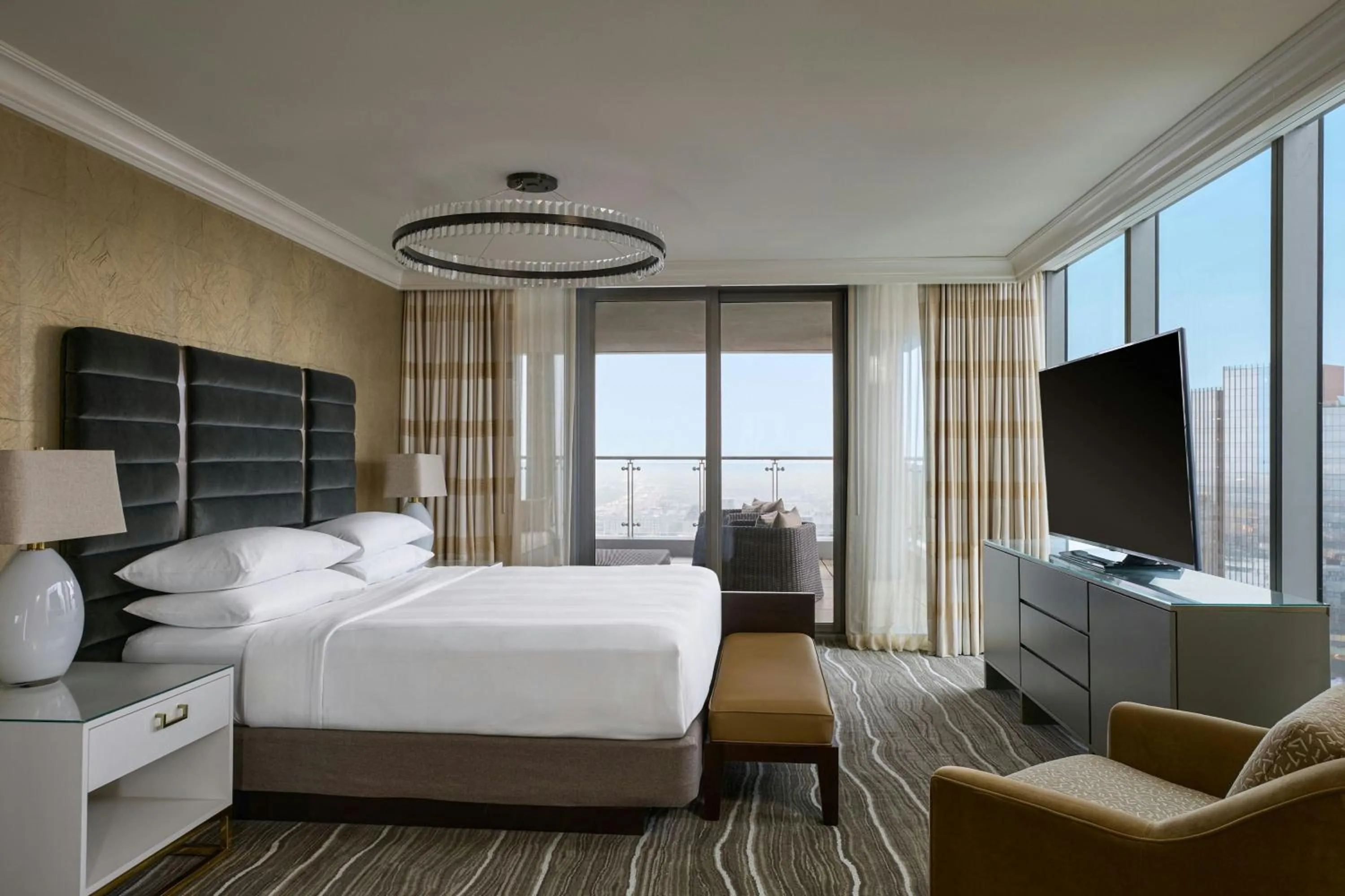 Photo of the whole room, Bed in Marriott Marquis Houston
