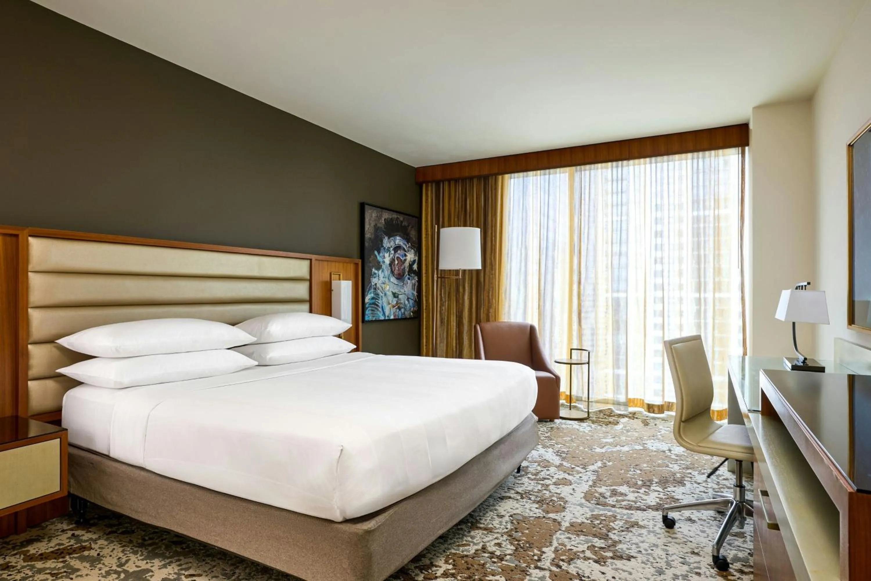 Photo of the whole room, Bed in Marriott Marquis Houston