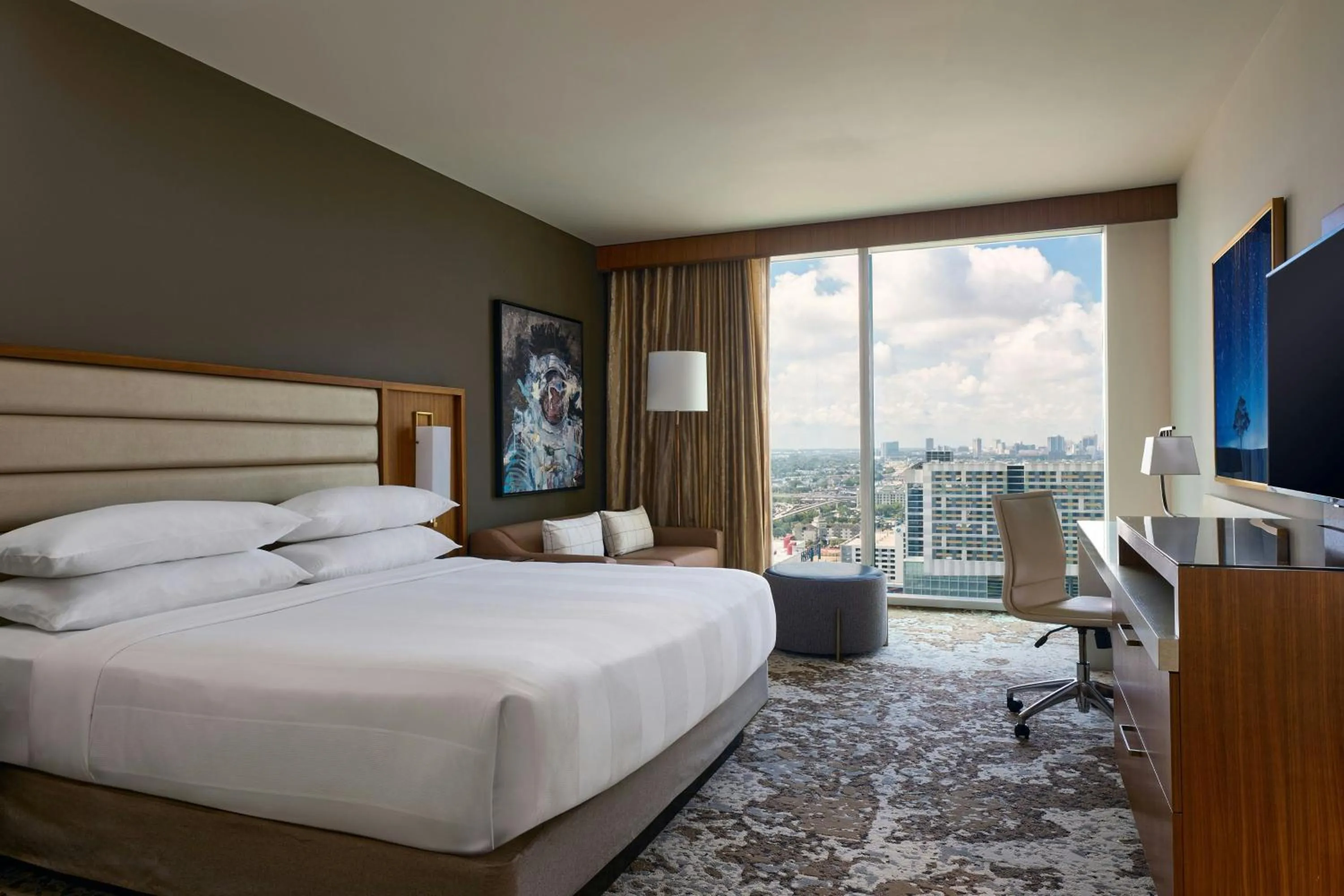 Photo of the whole room, Bed in Marriott Marquis Houston
