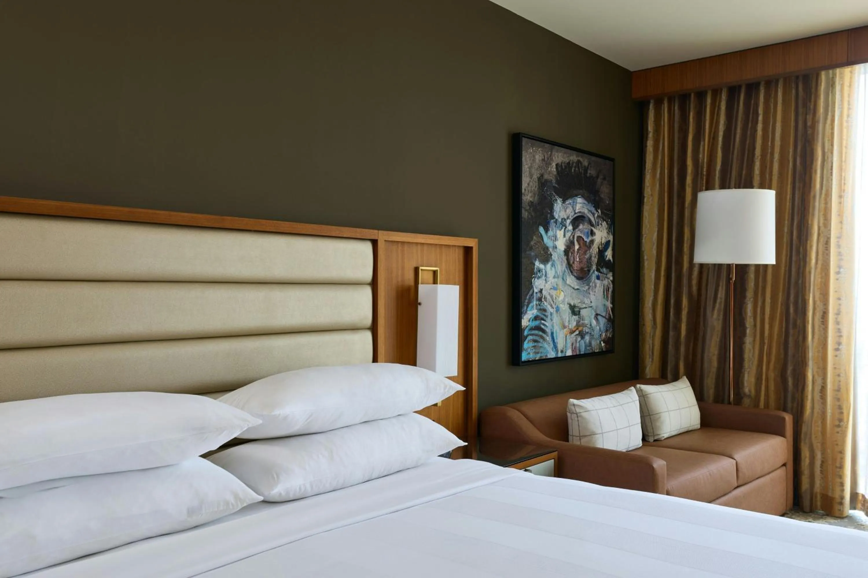 Photo of the whole room, Bed in Marriott Marquis Houston