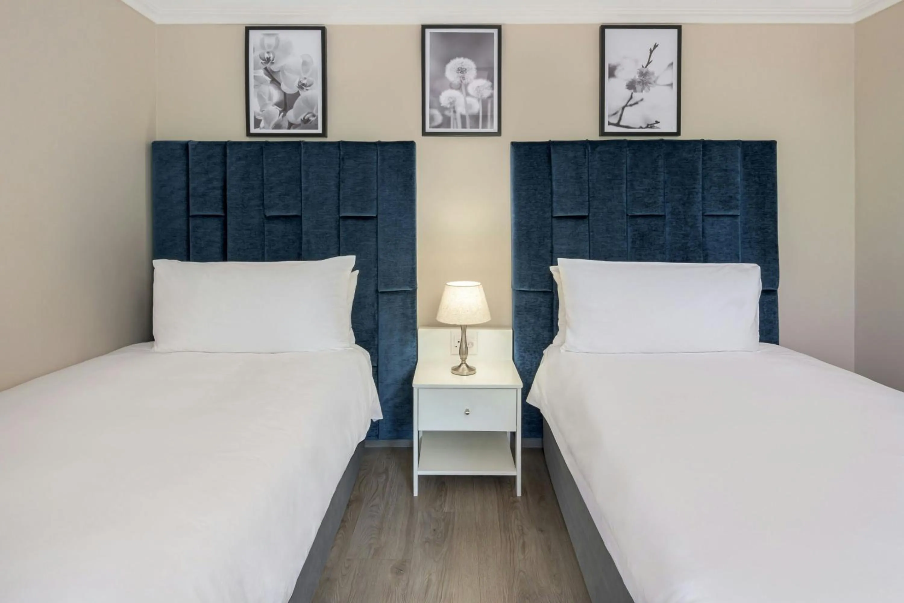 Bedroom, Bed in Protea Hotel by Marriott Johannesburg Balalaika Sandton