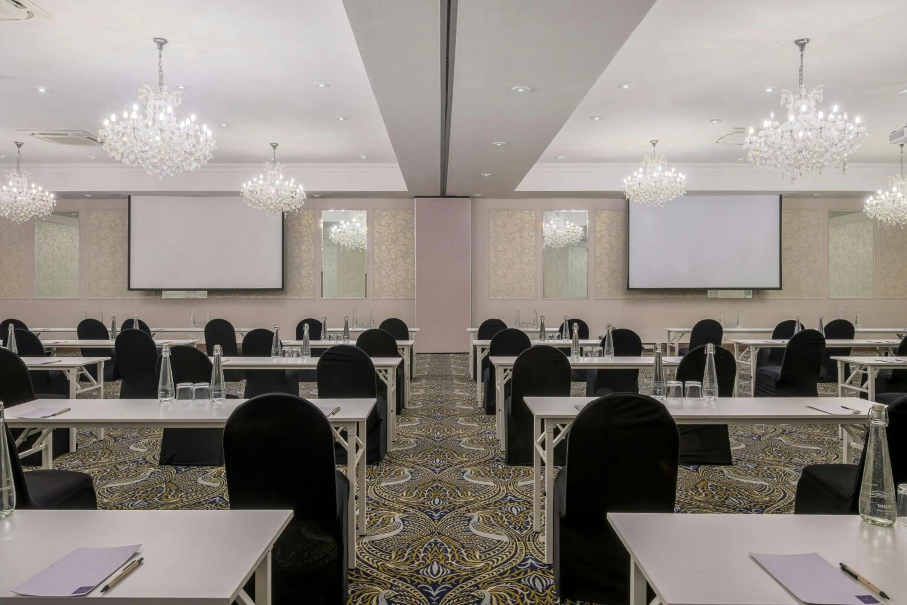 Meeting/conference room in Protea Hotel by Marriott Johannesburg Balalaika Sandton