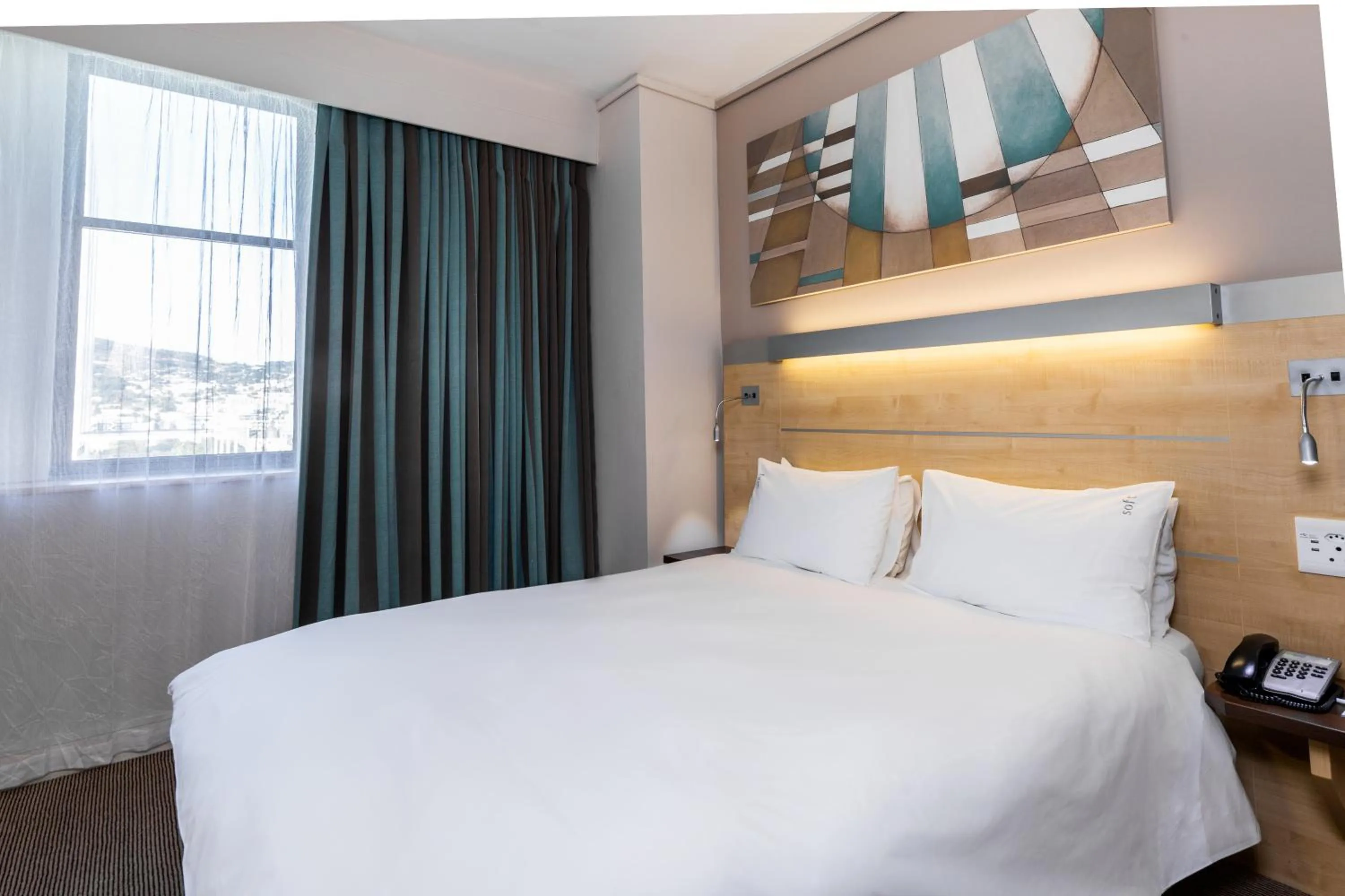 Photo of the whole room, Bed in Holiday Inn Express Cape Town City Centre by IHG