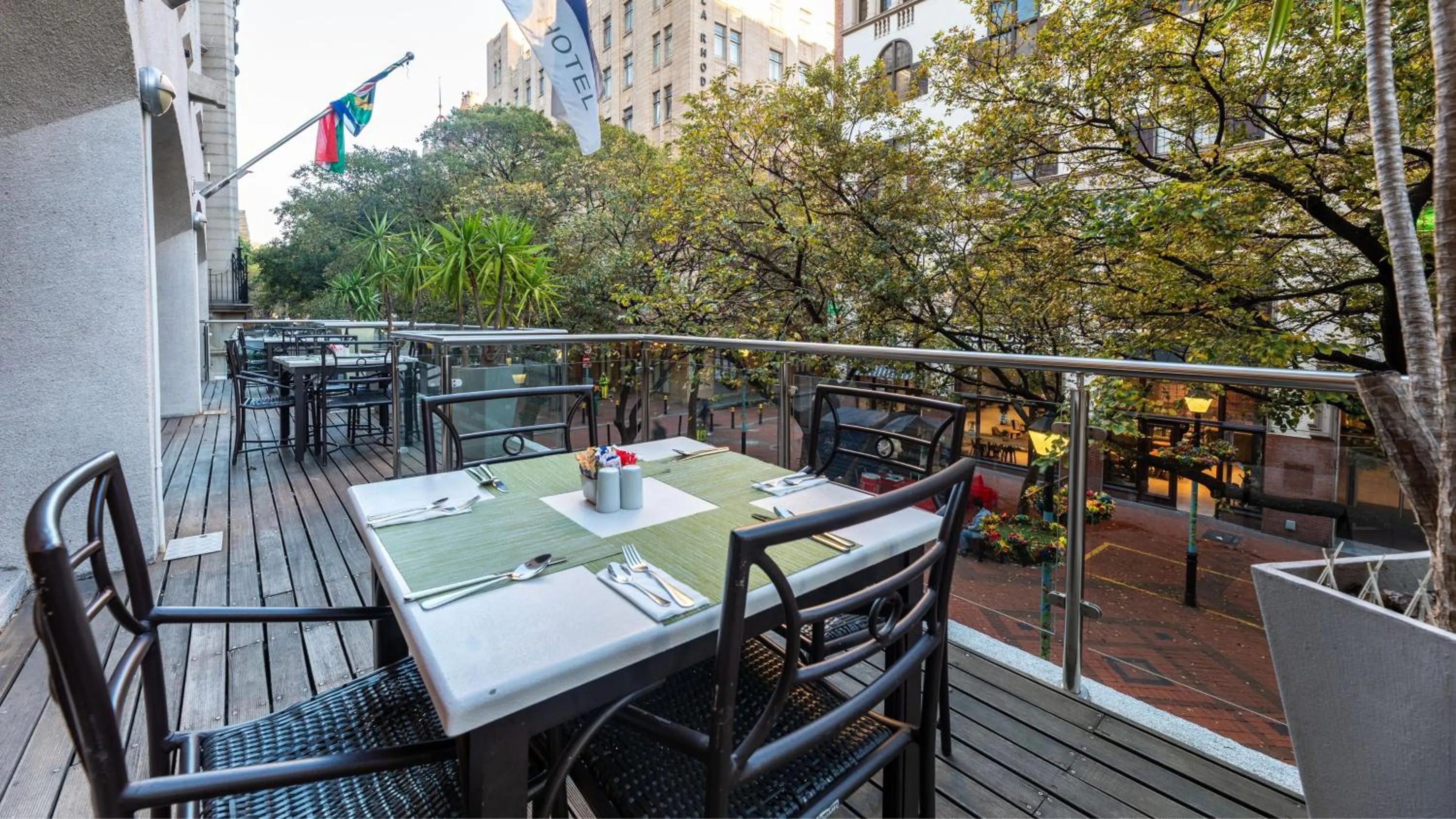 Restaurant/places to eat in Holiday Inn Express Cape Town City Centre by IHG