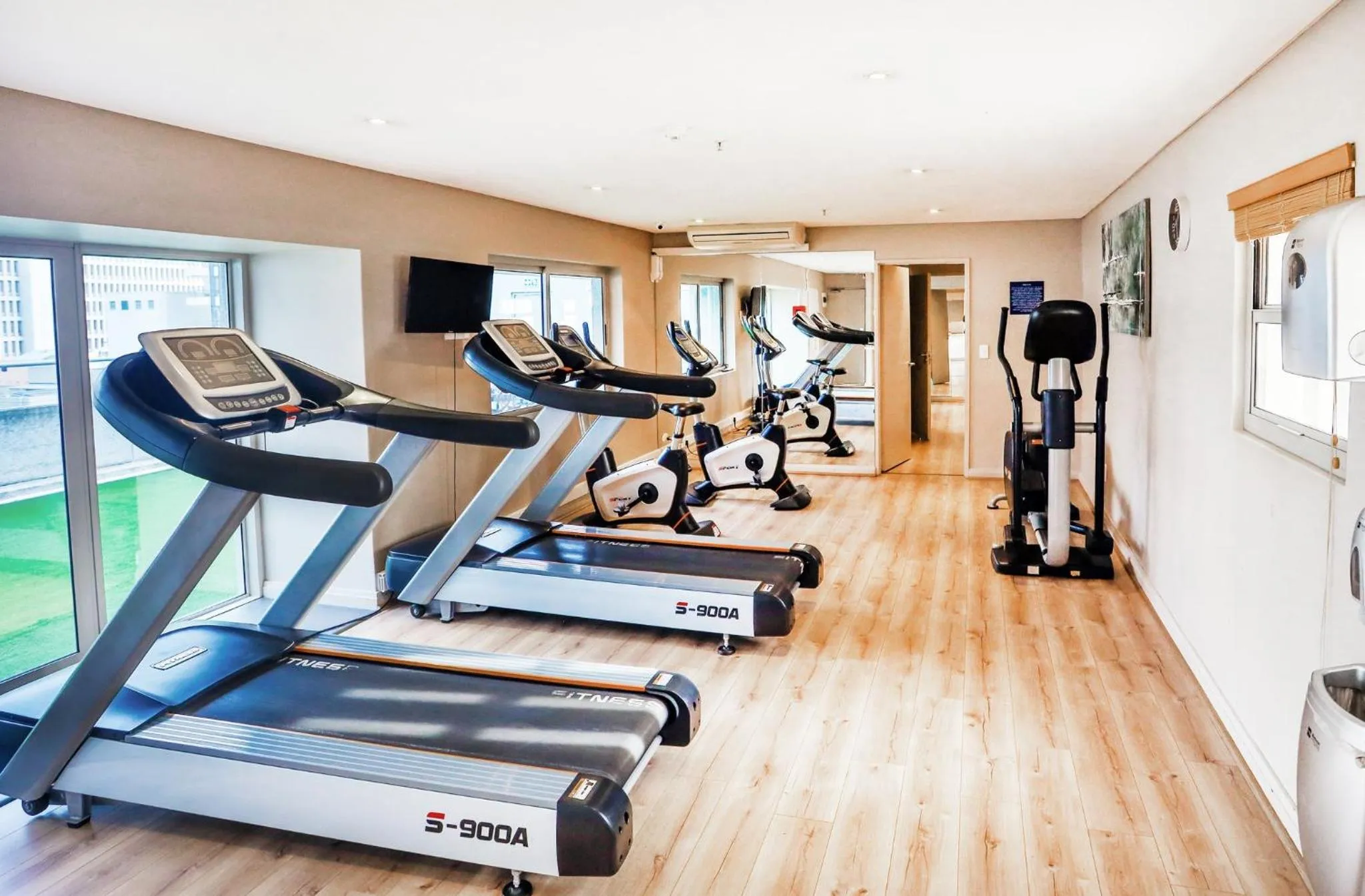 Fitness centre/facilities in Holiday Inn Express Cape Town City Centre by IHG