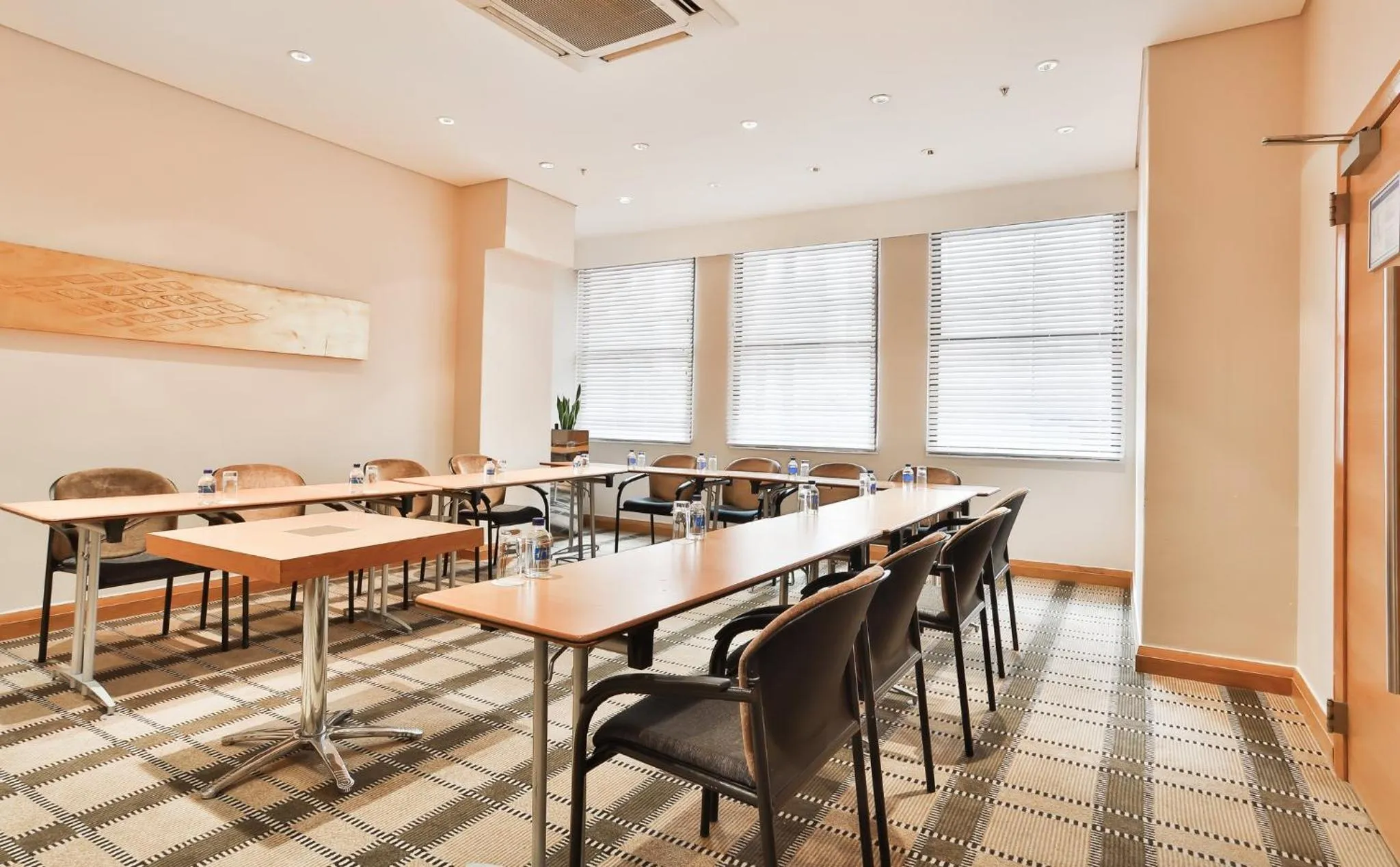 Meeting/conference room in Holiday Inn Express Cape Town City Centre by IHG