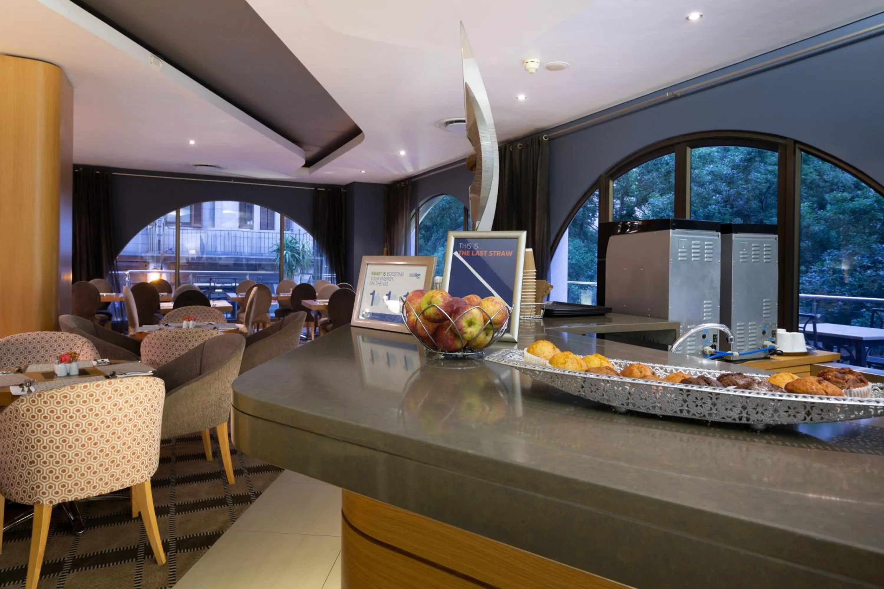 Lounge or bar in Holiday Inn Express Cape Town City Centre by IHG