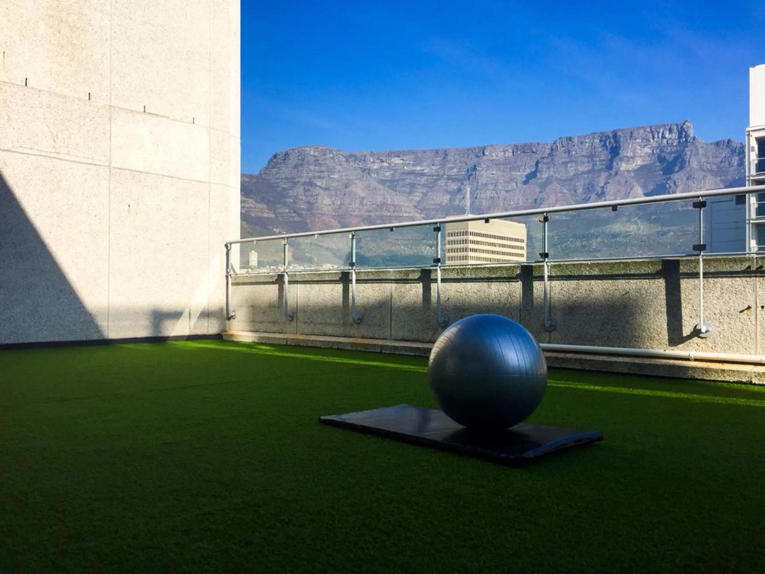 Fitness centre/facilities in Holiday Inn Express Cape Town City Centre by IHG