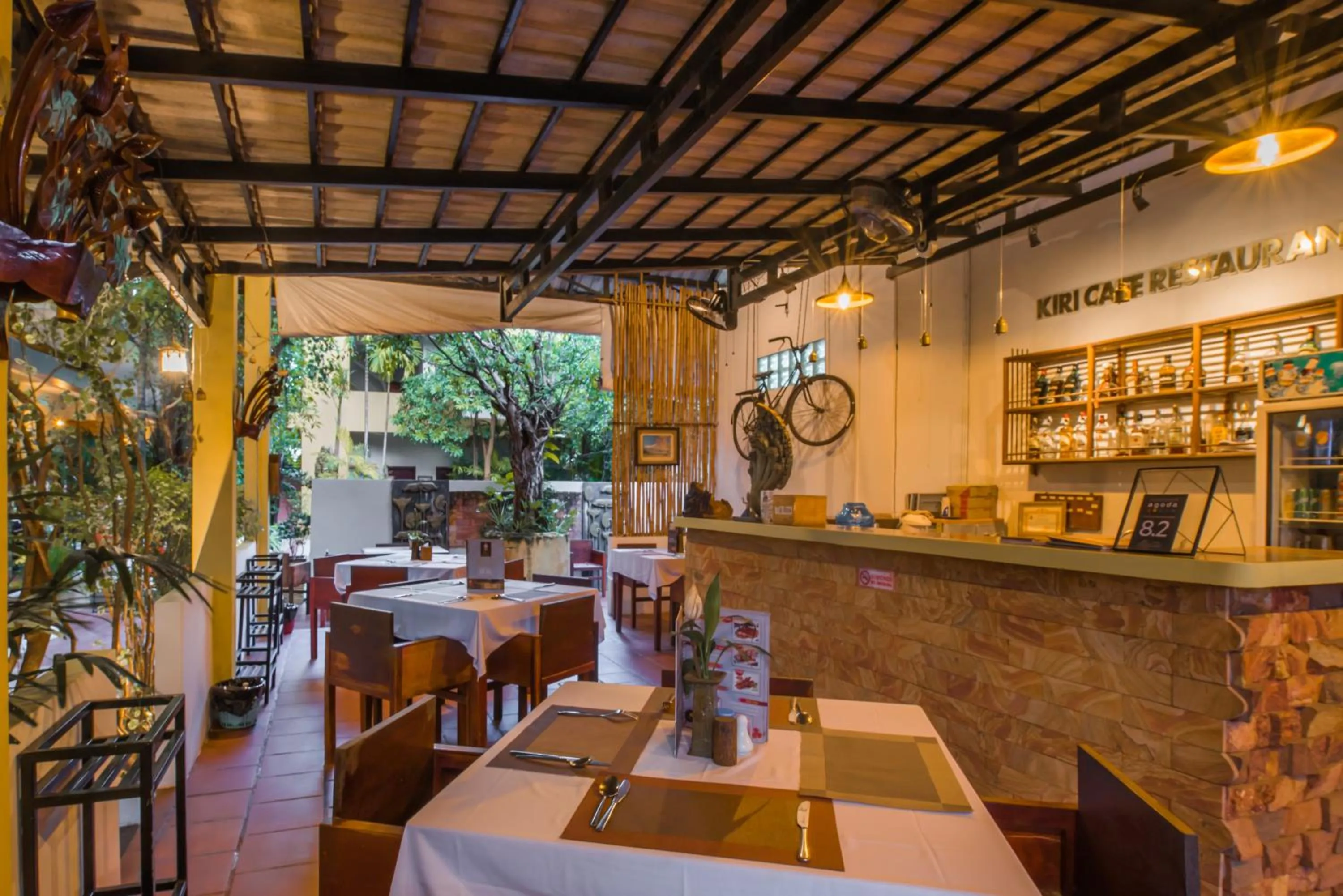 Restaurant/places to eat in Samnak Lounge