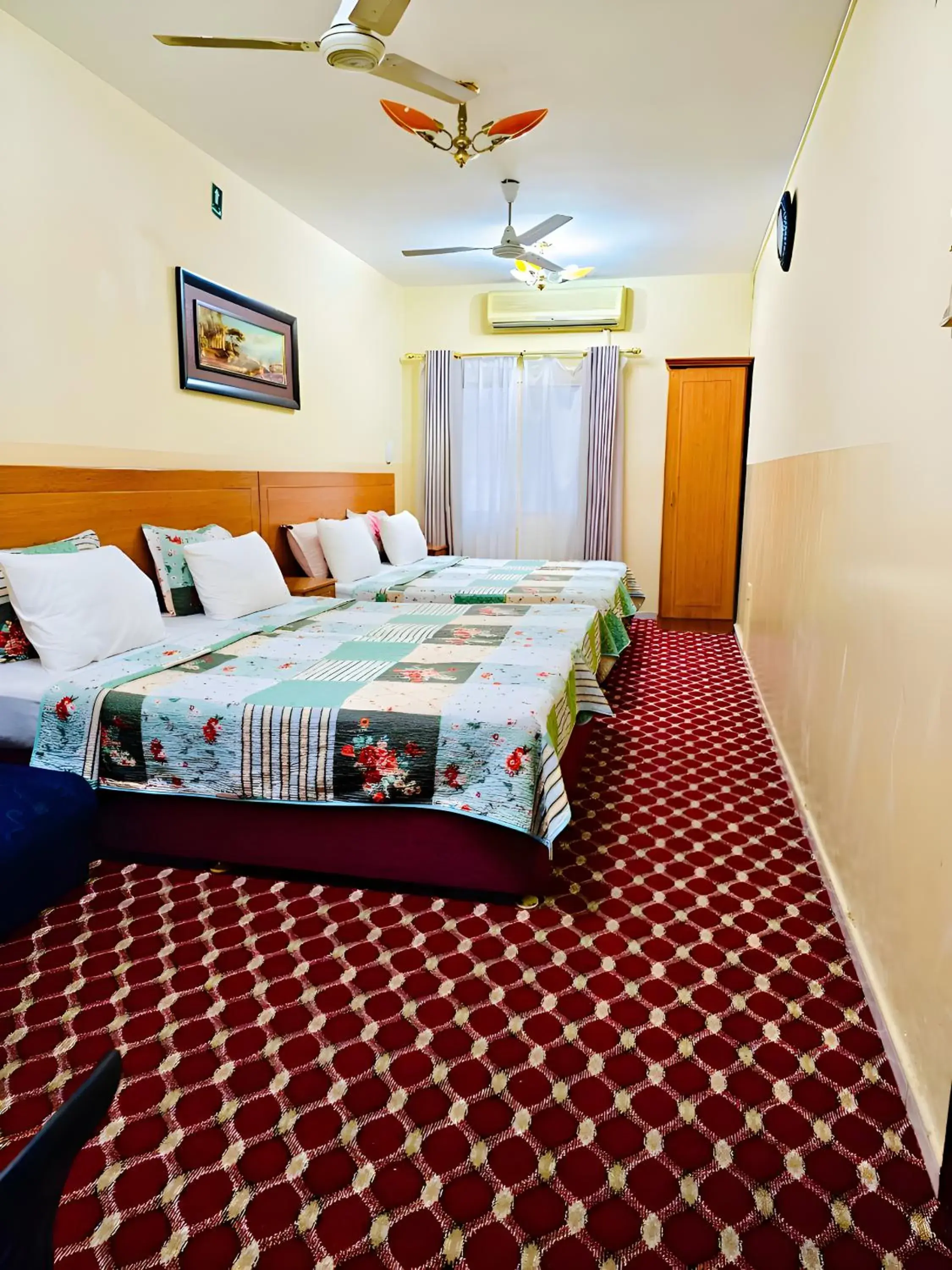 Classic Quadruple Room in Al Ahrar Hotel Classic Quadruple Room in Al Ahrar Hotel