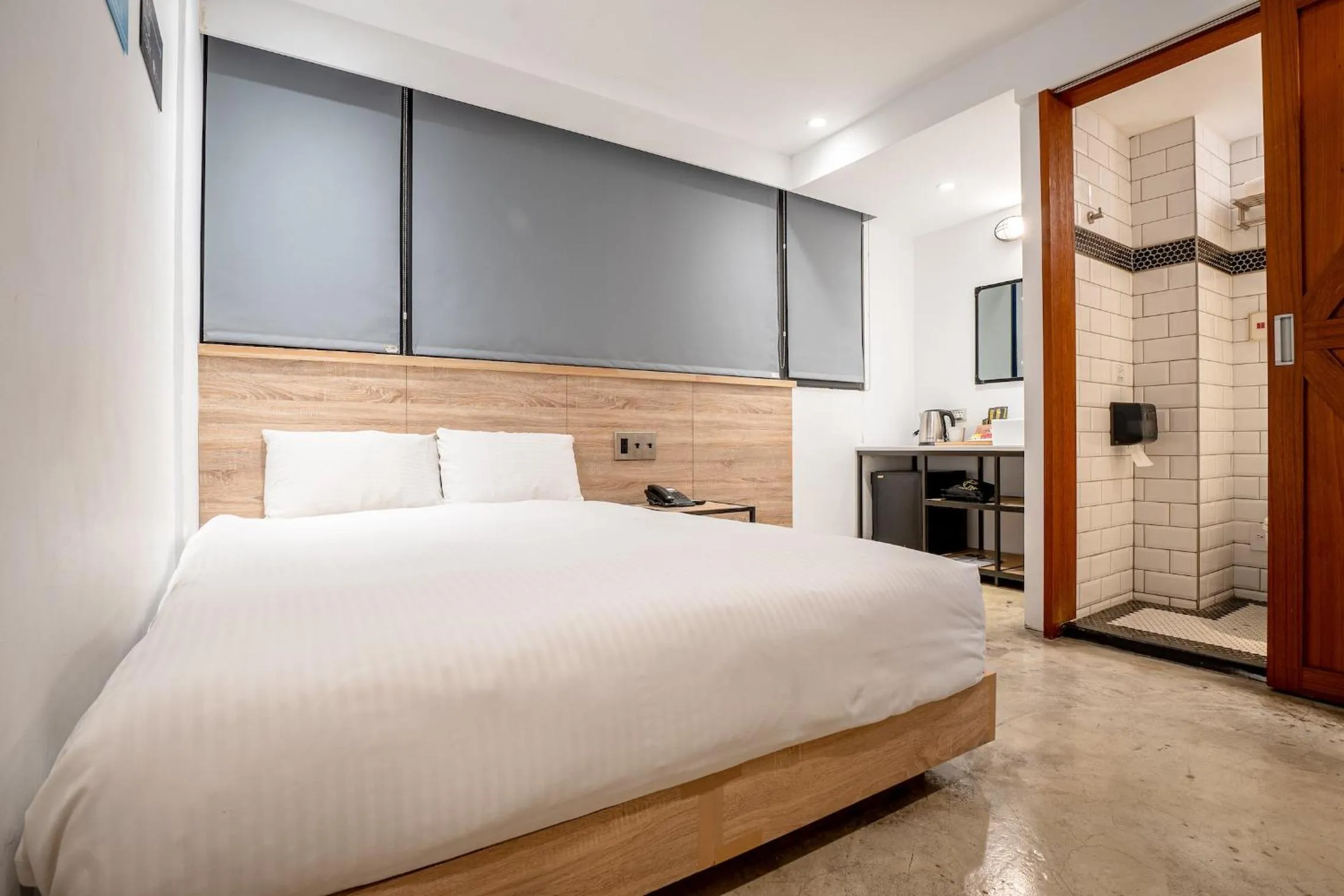 Photo of the whole room, Bed in CHASE Hotel