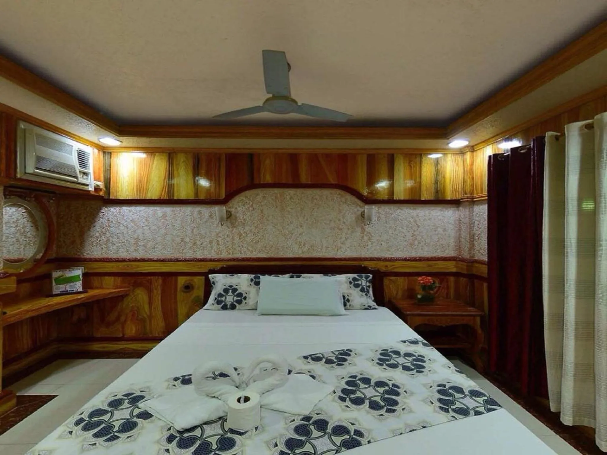 Photo of the whole room in Big Creek Mansion