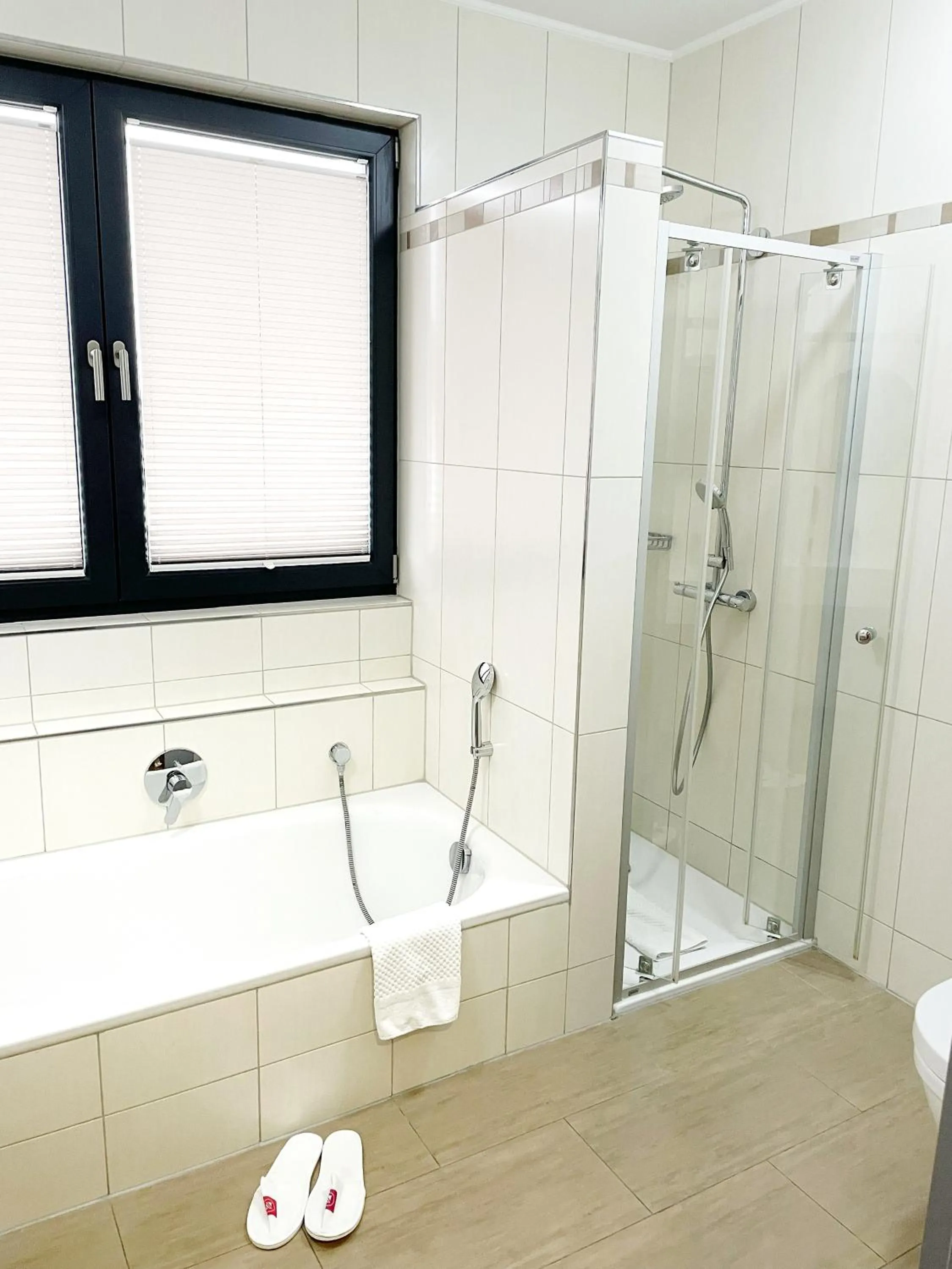 Shower in Naam Hotel & Apartments Frankfurt City-Messe Airport