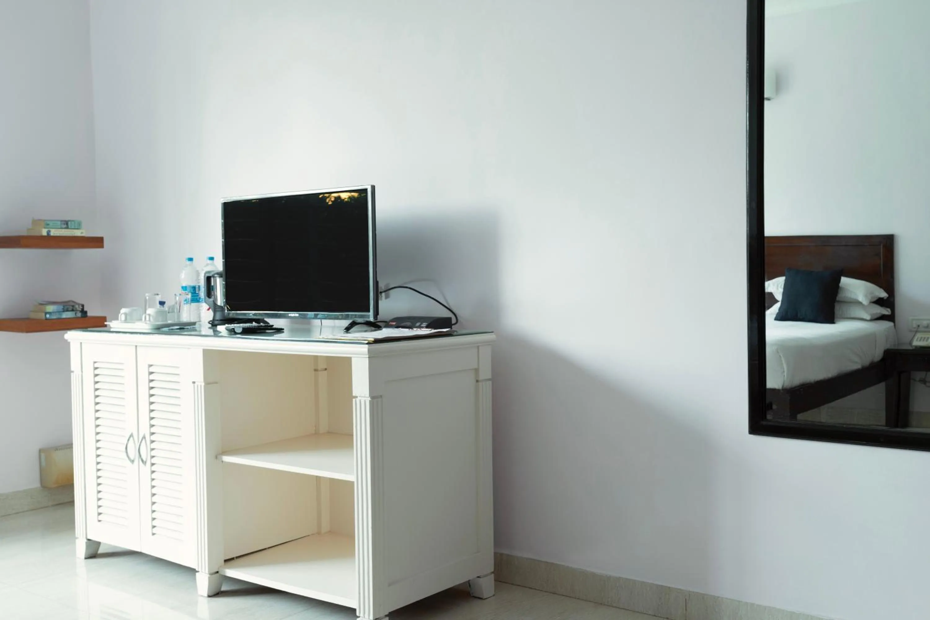 TV and multimedia in Arotel Rooms & Suites Calangute