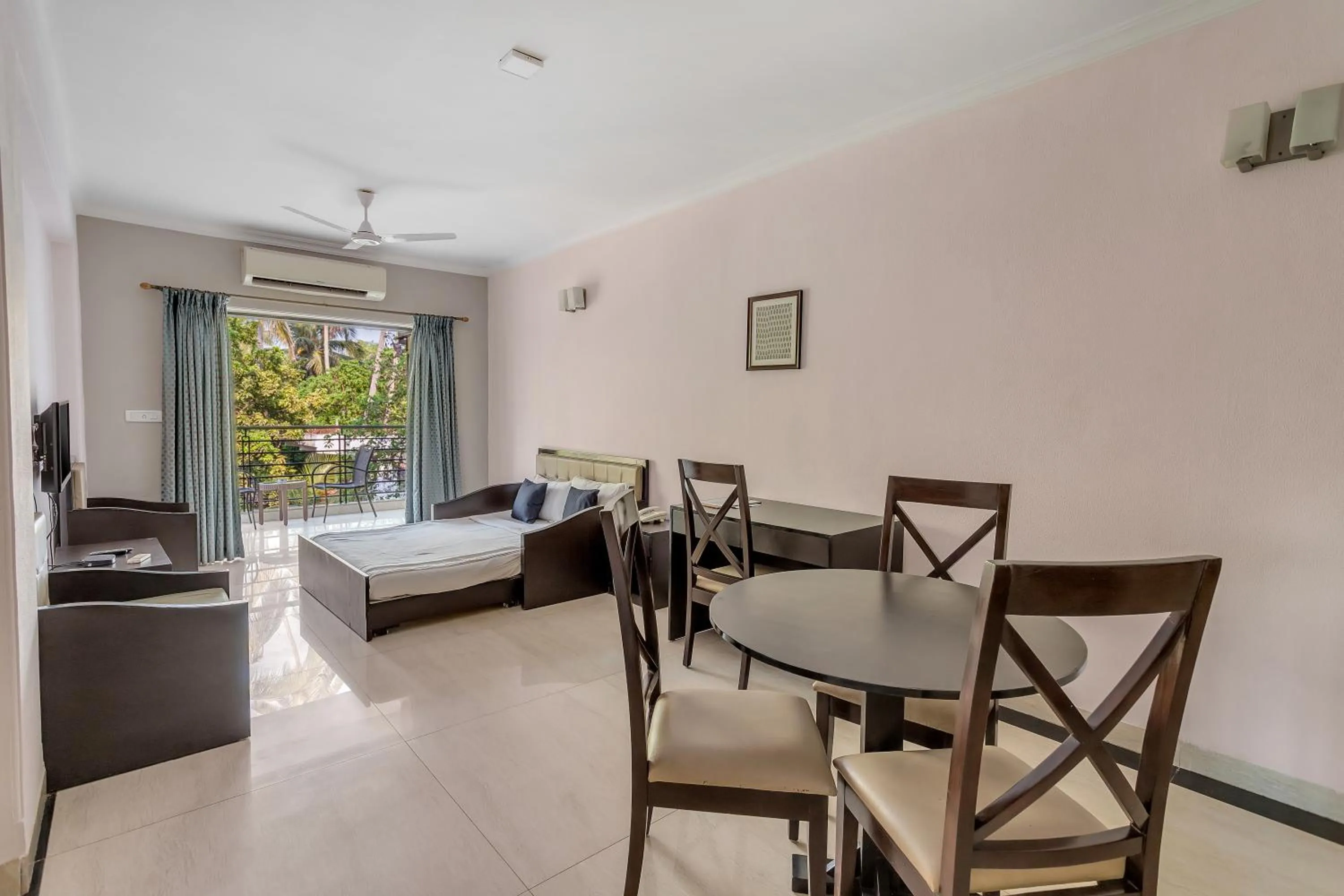 Dining area, Bed in Arotel Rooms & Suites Calangute