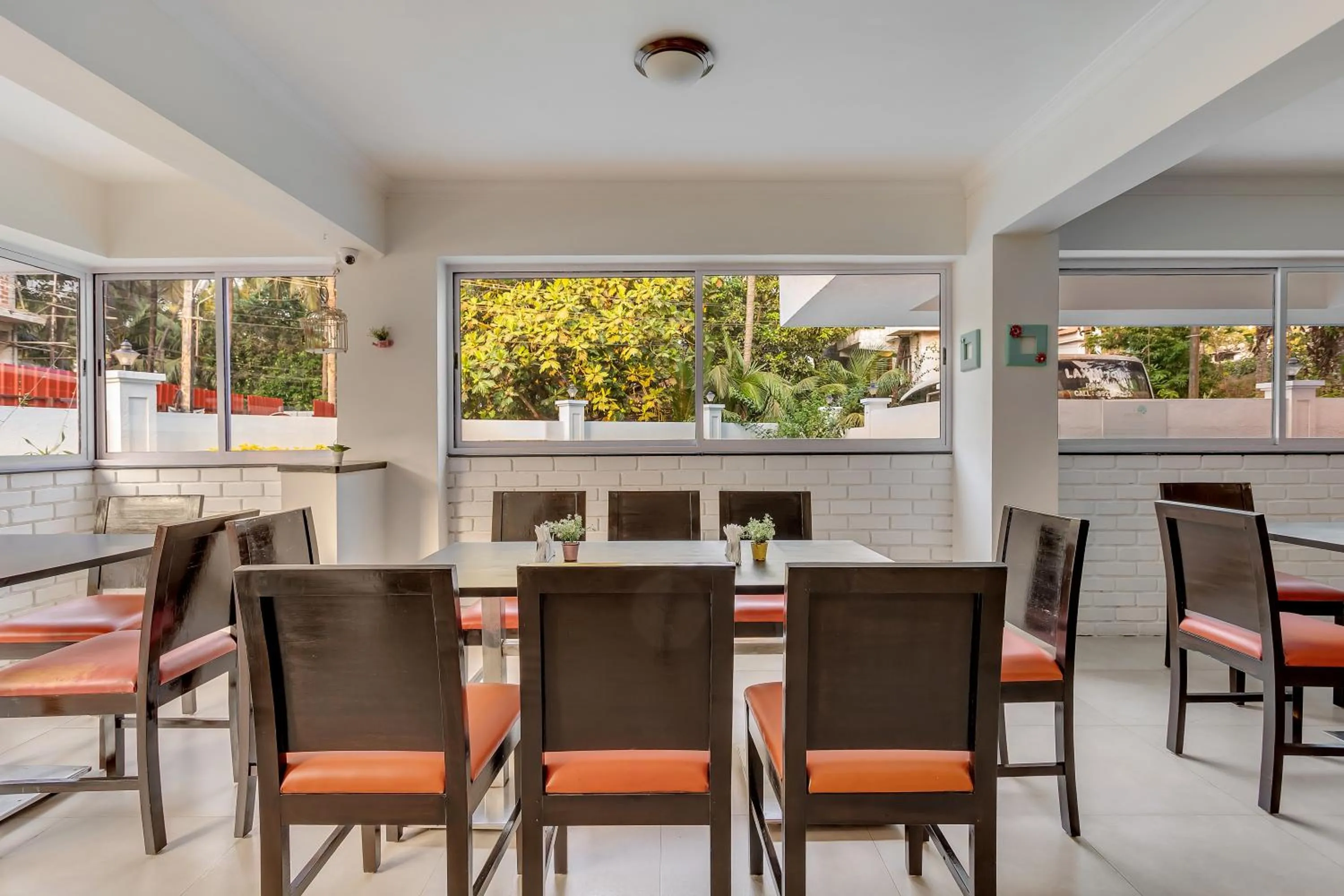 Restaurant/places to eat in Arotel Rooms & Suites Calangute