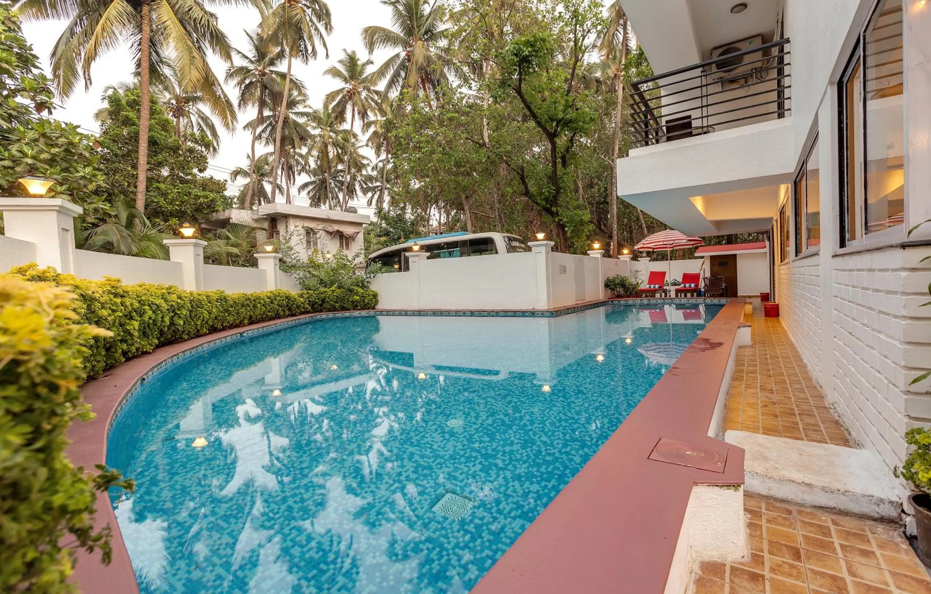 Swimming pool in Arotel Rooms & Suites Calangute